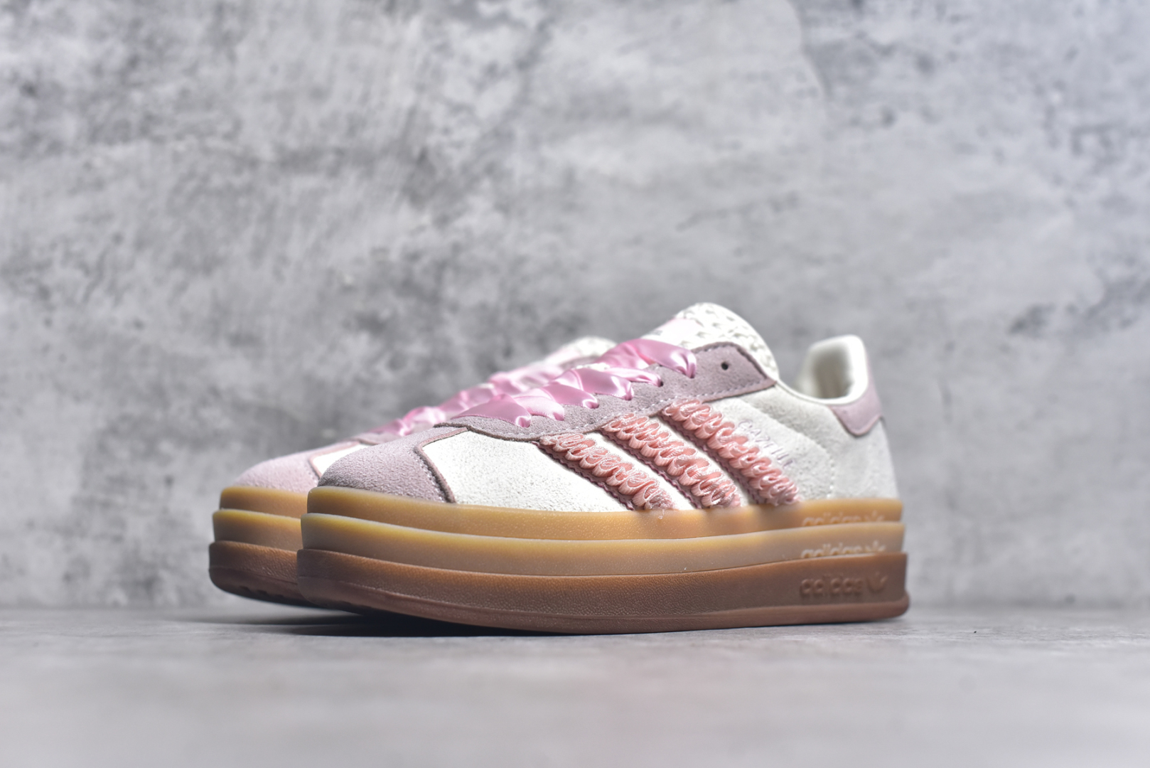 图片[2]-#AD Originals Gazelle Bold W 羚羊松糕系列复古百搭厚底增高低帮休闲运动板鞋 JR8374 新的一年就要换新的打扮啦！除了设定变美、健身、减肥等目标外，你已经可以利用鞋子来“偷偷改善身材比例”的愿望了！ 因为有一句话。身高不够。鞋子来凑~赶快入手以下各大运动品牌最新推出的“厚底增高运动鞋”吧。 是最好穿最百搭的长腿神器。 重点是……不仅价格不错～鞋子也不错啊！Originals的Gazelle Bold鞋款打造出「超厚底版本」！延续流线鞋型、经典麂皮材质、白色三条线和侧面烫金标志的复古外型，奶油白鞋底高度直接乘3，出门搭上它，保证一路步步高升。尺码：35.5-40-选品中心