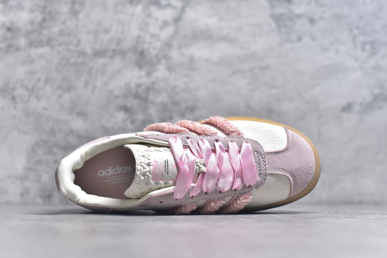 图片[4]-#AD Originals Gazelle Bold W 羚羊松糕系列复古百搭厚底增高低帮休闲运动板鞋 JR8374 新的一年就要换新的打扮啦！除了设定变美、健身、减肥等目标外，你已经可以利用鞋子来“偷偷改善身材比例”的愿望了！ 因为有一句话。身高不够。鞋子来凑~赶快入手以下各大运动品牌最新推出的“厚底增高运动鞋”吧。 是最好穿最百搭的长腿神器。 重点是……不仅价格不错～鞋子也不错啊！Originals的Gazelle Bold鞋款打造出「超厚底版本」！延续流线鞋型、经典麂皮材质、白色三条线和侧面烫金标志的复古外型，奶油白鞋底高度直接乘3，出门搭上它，保证一路步步高升。尺码：35.5-40-选品中心