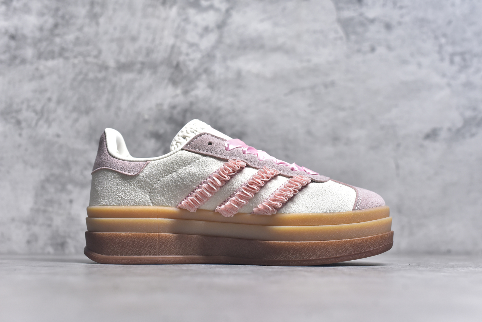图片[3]-#AD Originals Gazelle Bold W 羚羊松糕系列复古百搭厚底增高低帮休闲运动板鞋 JR8374 新的一年就要换新的打扮啦！除了设定变美、健身、减肥等目标外，你已经可以利用鞋子来“偷偷改善身材比例”的愿望了！ 因为有一句话。身高不够。鞋子来凑~赶快入手以下各大运动品牌最新推出的“厚底增高运动鞋”吧。 是最好穿最百搭的长腿神器。 重点是……不仅价格不错～鞋子也不错啊！Originals的Gazelle Bold鞋款打造出「超厚底版本」！延续流线鞋型、经典麂皮材质、白色三条线和侧面烫金标志的复古外型，奶油白鞋底高度直接乘3，出门搭上它，保证一路步步高升。尺码：35.5-40-选品中心