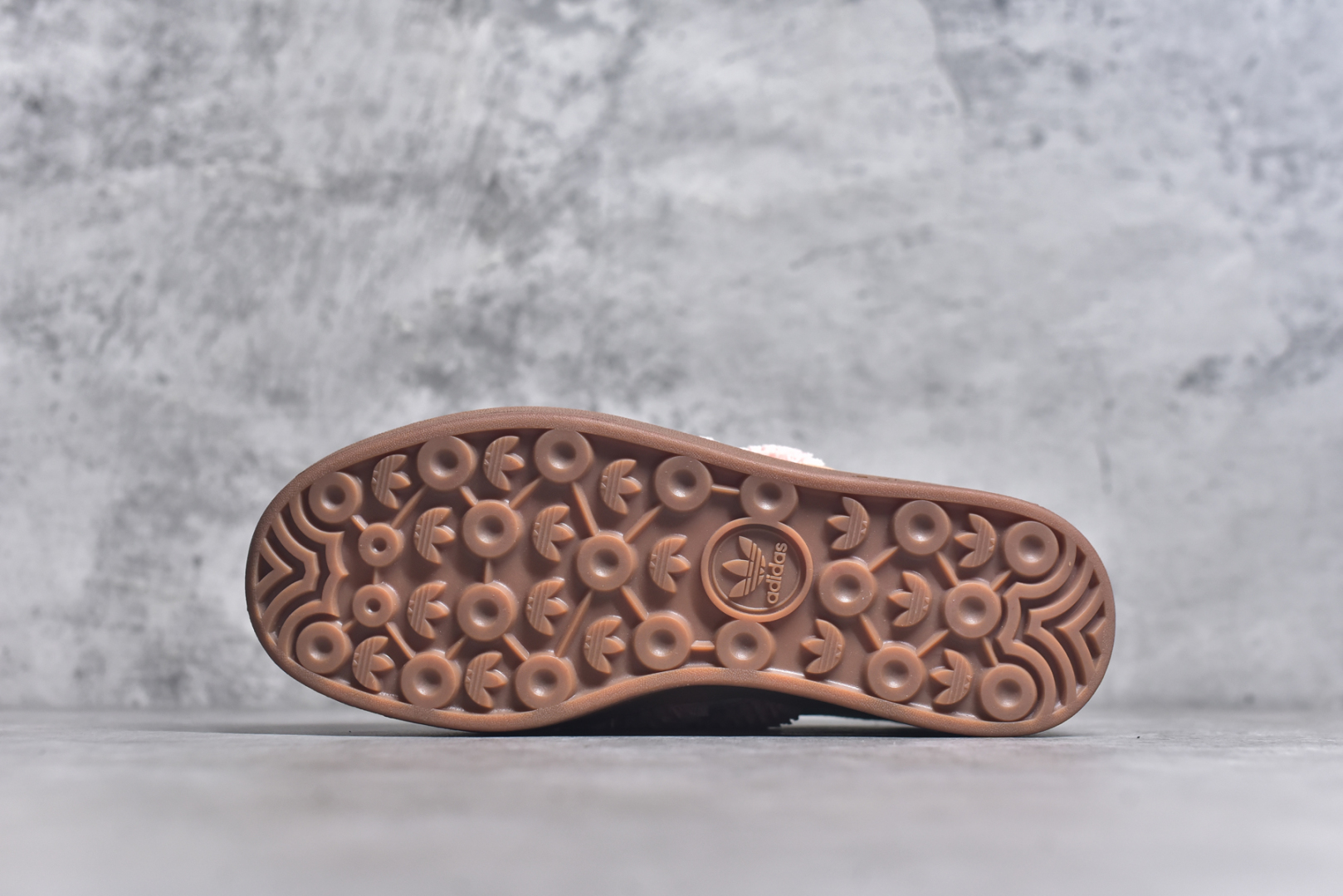 图片[6]-#AD Originals Gazelle Bold W 羚羊松糕系列复古百搭厚底增高低帮休闲运动板鞋 JR8374 新的一年就要换新的打扮啦！除了设定变美、健身、减肥等目标外，你已经可以利用鞋子来“偷偷改善身材比例”的愿望了！ 因为有一句话。身高不够。鞋子来凑~赶快入手以下各大运动品牌最新推出的“厚底增高运动鞋”吧。 是最好穿最百搭的长腿神器。 重点是……不仅价格不错～鞋子也不错啊！Originals的Gazelle Bold鞋款打造出「超厚底版本」！延续流线鞋型、经典麂皮材质、白色三条线和侧面烫金标志的复古外型，奶油白鞋底高度直接乘3，出门搭上它，保证一路步步高升。尺码：35.5-40-选品中心