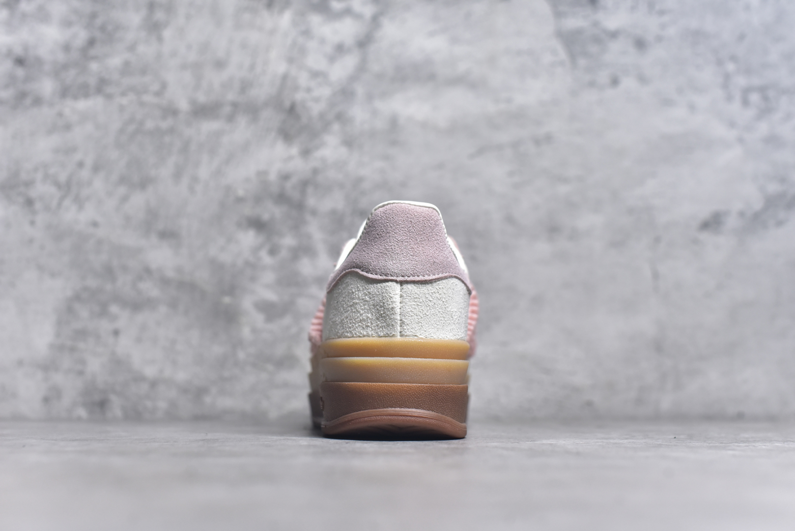 图片[5]-#AD Originals Gazelle Bold W 羚羊松糕系列复古百搭厚底增高低帮休闲运动板鞋 JR8374 新的一年就要换新的打扮啦！除了设定变美、健身、减肥等目标外，你已经可以利用鞋子来“偷偷改善身材比例”的愿望了！ 因为有一句话。身高不够。鞋子来凑~赶快入手以下各大运动品牌最新推出的“厚底增高运动鞋”吧。 是最好穿最百搭的长腿神器。 重点是……不仅价格不错～鞋子也不错啊！Originals的Gazelle Bold鞋款打造出「超厚底版本」！延续流线鞋型、经典麂皮材质、白色三条线和侧面烫金标志的复古外型，奶油白鞋底高度直接乘3，出门搭上它，保证一路步步高升。尺码：35.5-40-选品中心
