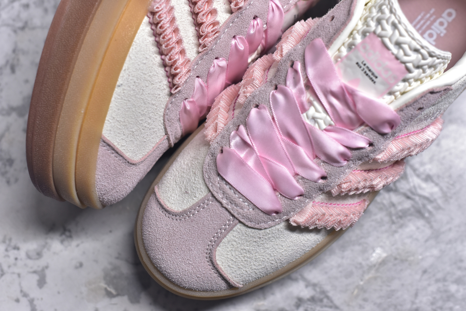 图片[8]-#AD Originals Gazelle Bold W 羚羊松糕系列复古百搭厚底增高低帮休闲运动板鞋 JR8374 新的一年就要换新的打扮啦！除了设定变美、健身、减肥等目标外，你已经可以利用鞋子来“偷偷改善身材比例”的愿望了！ 因为有一句话。身高不够。鞋子来凑~赶快入手以下各大运动品牌最新推出的“厚底增高运动鞋”吧。 是最好穿最百搭的长腿神器。 重点是……不仅价格不错～鞋子也不错啊！Originals的Gazelle Bold鞋款打造出「超厚底版本」！延续流线鞋型、经典麂皮材质、白色三条线和侧面烫金标志的复古外型，奶油白鞋底高度直接乘3，出门搭上它，保证一路步步高升。尺码：35.5-40-选品中心