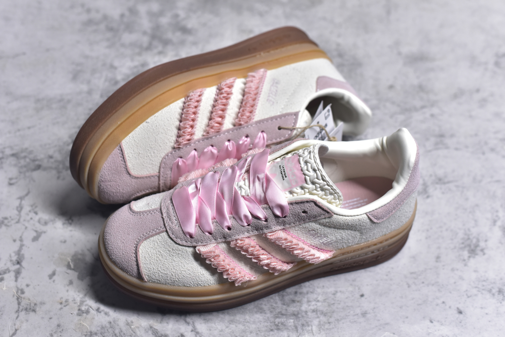 图片[7]-#AD Originals Gazelle Bold W 羚羊松糕系列复古百搭厚底增高低帮休闲运动板鞋 JR8374 新的一年就要换新的打扮啦！除了设定变美、健身、减肥等目标外，你已经可以利用鞋子来“偷偷改善身材比例”的愿望了！ 因为有一句话。身高不够。鞋子来凑~赶快入手以下各大运动品牌最新推出的“厚底增高运动鞋”吧。 是最好穿最百搭的长腿神器。 重点是……不仅价格不错～鞋子也不错啊！Originals的Gazelle Bold鞋款打造出「超厚底版本」！延续流线鞋型、经典麂皮材质、白色三条线和侧面烫金标志的复古外型，奶油白鞋底高度直接乘3，出门搭上它，保证一路步步高升。尺码：35.5-40-选品中心