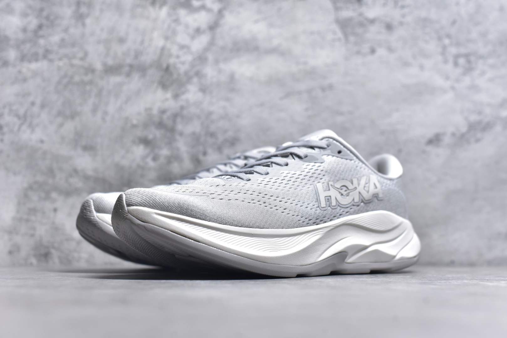 图片[2]-#HOKA ONE ONE RINCON 4 舒适防滑耐磨低帮休闲跑步鞋 Rincon 4 是一款日常训练用的跑步鞋，踩上去的感觉很结实。它适合中短距离跑步，但如果您习惯于稍硬的感觉，也可以用于长距离跑步。但它的速度不够快，不能作为速度训练鞋，也不够柔软，不能作为恢复训练鞋，日常里程跑才是它的优势所在。如果您想尝试 Hoka 跑鞋，又想享受极具竞争力的价格，那就试试这款鞋吧。尺码：36 36.5 37.5 38 38.5 39 40 40.5 41 42 42.5 43 44 44.5 45-选品中心