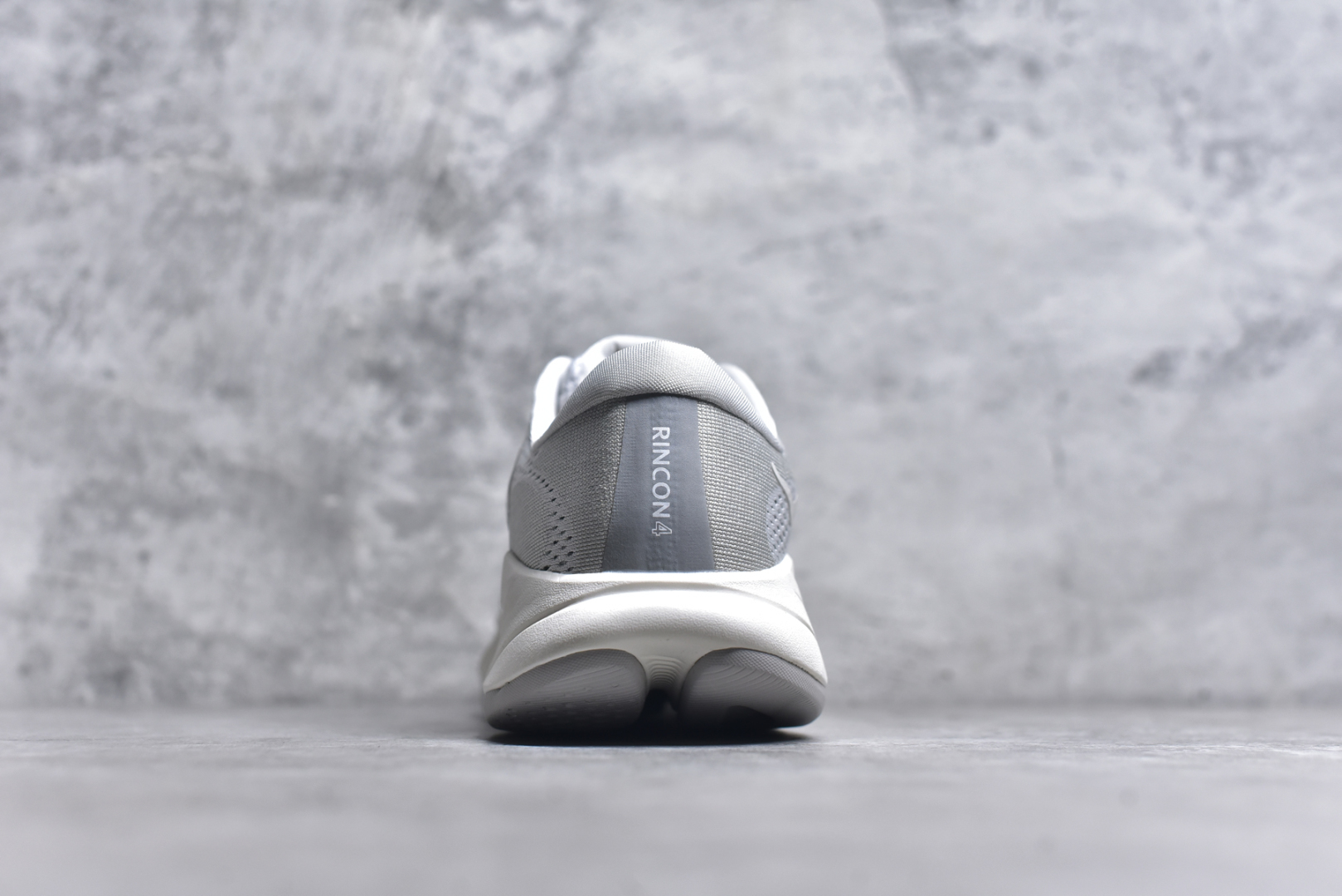 图片[5]-#HOKA ONE ONE RINCON 4 舒适防滑耐磨低帮休闲跑步鞋 Rincon 4 是一款日常训练用的跑步鞋，踩上去的感觉很结实。它适合中短距离跑步，但如果您习惯于稍硬的感觉，也可以用于长距离跑步。但它的速度不够快，不能作为速度训练鞋，也不够柔软，不能作为恢复训练鞋，日常里程跑才是它的优势所在。如果您想尝试 Hoka 跑鞋，又想享受极具竞争力的价格，那就试试这款鞋吧。尺码：36 36.5 37.5 38 38.5 39 40 40.5 41 42 42.5 43 44 44.5 45-选品中心