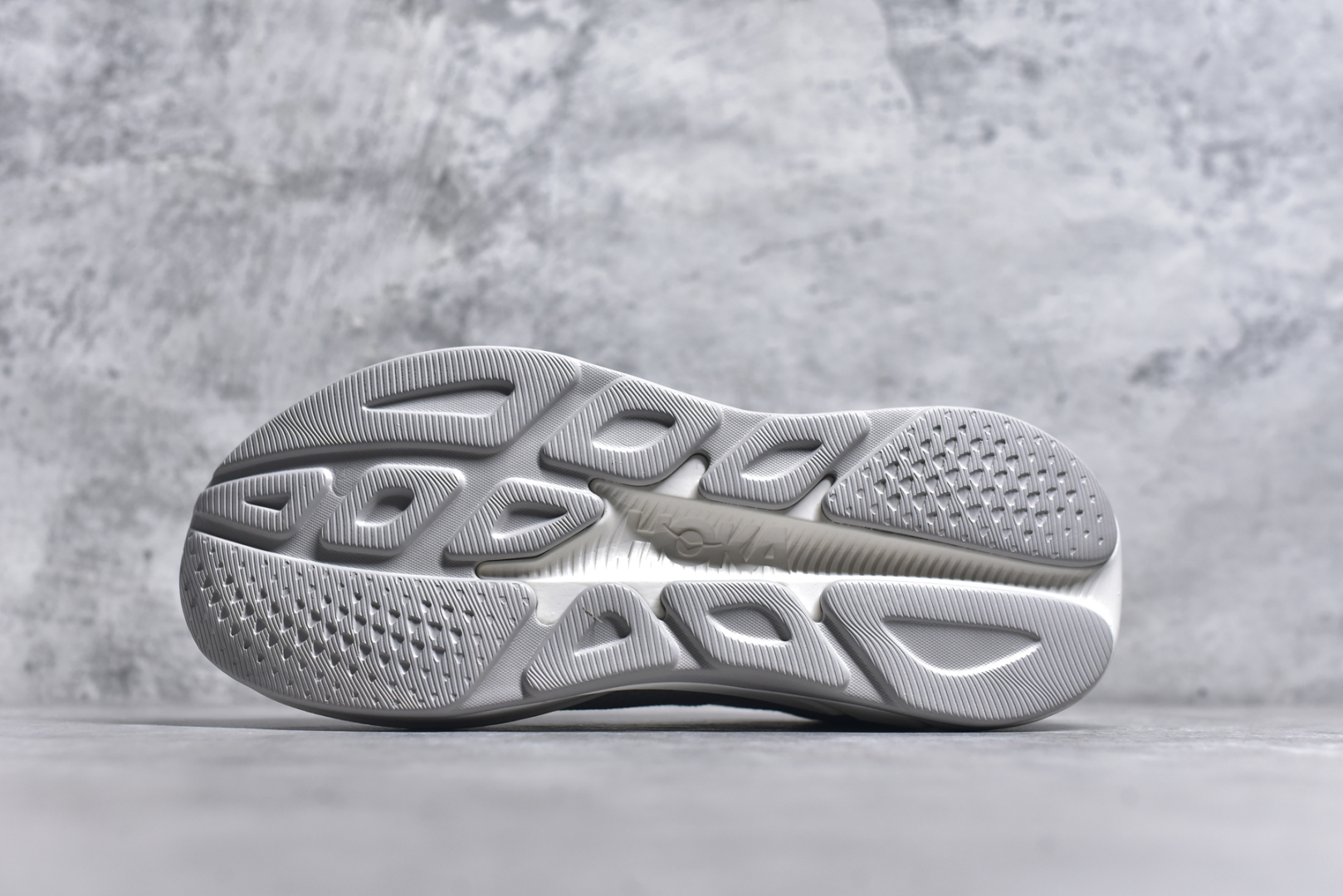 图片[6]-#HOKA ONE ONE RINCON 4 舒适防滑耐磨低帮休闲跑步鞋 Rincon 4 是一款日常训练用的跑步鞋，踩上去的感觉很结实。它适合中短距离跑步，但如果您习惯于稍硬的感觉，也可以用于长距离跑步。但它的速度不够快，不能作为速度训练鞋，也不够柔软，不能作为恢复训练鞋，日常里程跑才是它的优势所在。如果您想尝试 Hoka 跑鞋，又想享受极具竞争力的价格，那就试试这款鞋吧。尺码：36 36.5 37.5 38 38.5 39 40 40.5 41 42 42.5 43 44 44.5 45-选品中心