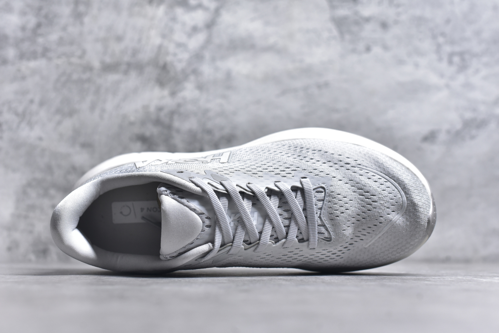 图片[4]-#HOKA ONE ONE RINCON 4 舒适防滑耐磨低帮休闲跑步鞋 Rincon 4 是一款日常训练用的跑步鞋，踩上去的感觉很结实。它适合中短距离跑步，但如果您习惯于稍硬的感觉，也可以用于长距离跑步。但它的速度不够快，不能作为速度训练鞋，也不够柔软，不能作为恢复训练鞋，日常里程跑才是它的优势所在。如果您想尝试 Hoka 跑鞋，又想享受极具竞争力的价格，那就试试这款鞋吧。尺码：36 36.5 37.5 38 38.5 39 40 40.5 41 42 42.5 43 44 44.5 45-选品中心