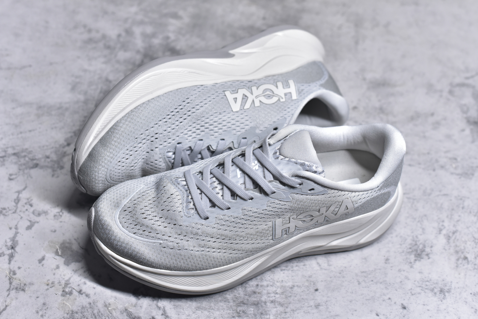 图片[7]-#HOKA ONE ONE RINCON 4 舒适防滑耐磨低帮休闲跑步鞋 Rincon 4 是一款日常训练用的跑步鞋，踩上去的感觉很结实。它适合中短距离跑步，但如果您习惯于稍硬的感觉，也可以用于长距离跑步。但它的速度不够快，不能作为速度训练鞋，也不够柔软，不能作为恢复训练鞋，日常里程跑才是它的优势所在。如果您想尝试 Hoka 跑鞋，又想享受极具竞争力的价格，那就试试这款鞋吧。尺码：36 36.5 37.5 38 38.5 39 40 40.5 41 42 42.5 43 44 44.5 45-选品中心