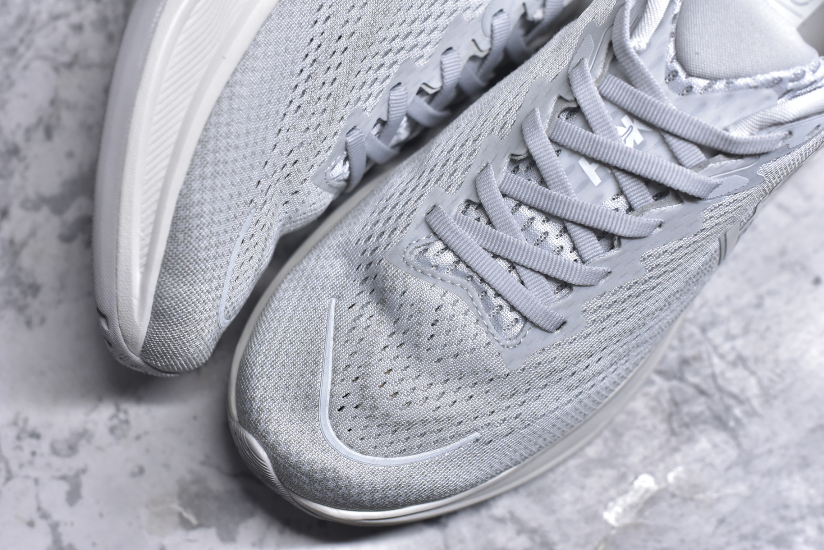 图片[8]-#HOKA ONE ONE RINCON 4 舒适防滑耐磨低帮休闲跑步鞋 Rincon 4 是一款日常训练用的跑步鞋，踩上去的感觉很结实。它适合中短距离跑步，但如果您习惯于稍硬的感觉，也可以用于长距离跑步。但它的速度不够快，不能作为速度训练鞋，也不够柔软，不能作为恢复训练鞋，日常里程跑才是它的优势所在。如果您想尝试 Hoka 跑鞋，又想享受极具竞争力的价格，那就试试这款鞋吧。尺码：36 36.5 37.5 38 38.5 39 40 40.5 41 42 42.5 43 44 44.5 45-选品中心