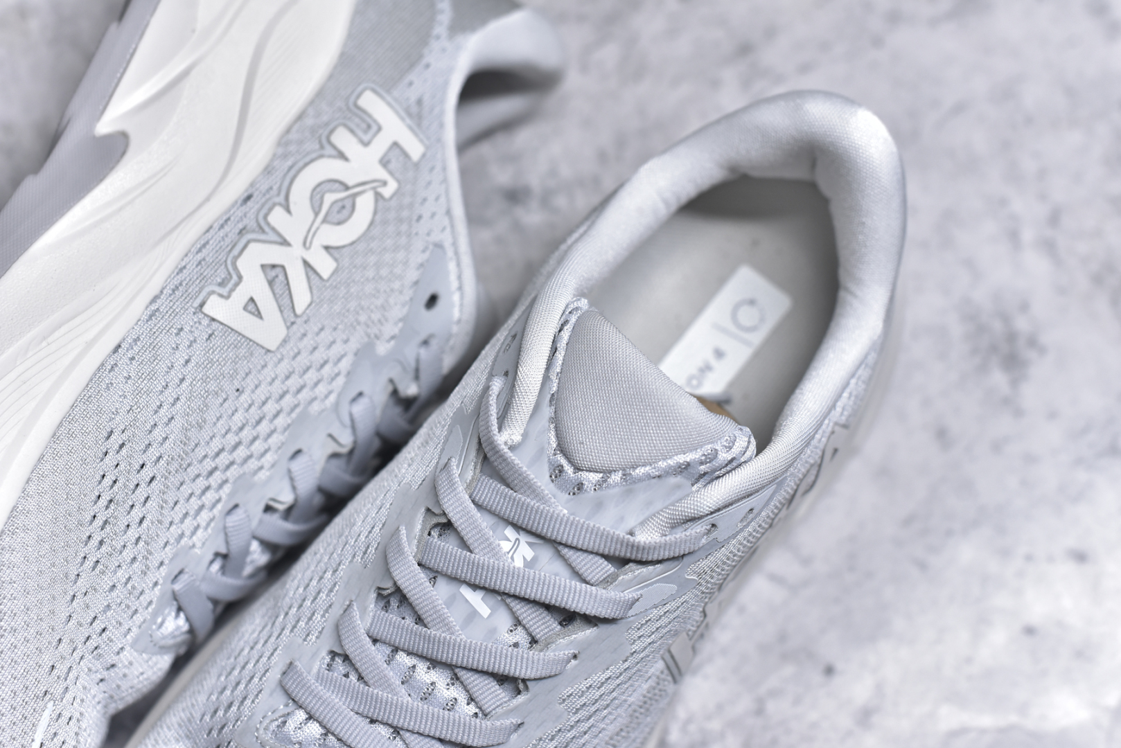 图片[9]-#HOKA ONE ONE RINCON 4 舒适防滑耐磨低帮休闲跑步鞋 Rincon 4 是一款日常训练用的跑步鞋，踩上去的感觉很结实。它适合中短距离跑步，但如果您习惯于稍硬的感觉，也可以用于长距离跑步。但它的速度不够快，不能作为速度训练鞋，也不够柔软，不能作为恢复训练鞋，日常里程跑才是它的优势所在。如果您想尝试 Hoka 跑鞋，又想享受极具竞争力的价格，那就试试这款鞋吧。尺码：36 36.5 37.5 38 38.5 39 40 40.5 41 42 42.5 43 44 44.5 45-选品中心