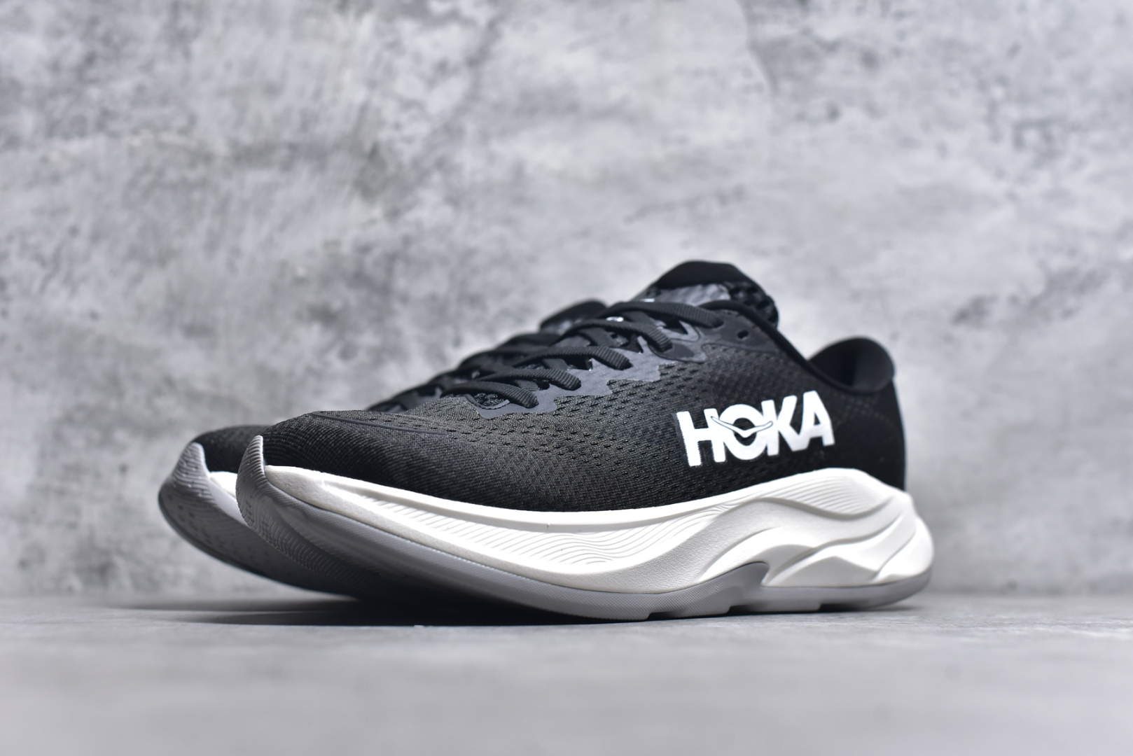 图片[2]-#HOKA ONE ONE RINCON 4 舒适防滑耐磨低帮休闲跑步鞋 Rincon 4 是一款日常训练用的跑步鞋，踩上去的感觉很结实。它适合中短距离跑步，但如果您习惯于稍硬的感觉，也可以用于长距离跑步。但它的速度不够快，不能作为速度训练鞋，也不够柔软，不能作为恢复训练鞋，日常里程跑才是它的优势所在。如果您想尝试 Hoka 跑鞋，又想享受极具竞争力的价格，那就试试这款鞋吧。尺码：36 36.5 37.5 38 38.5 39 40 40.5 41 42 42.5 43 44 44.5 45-选品中心