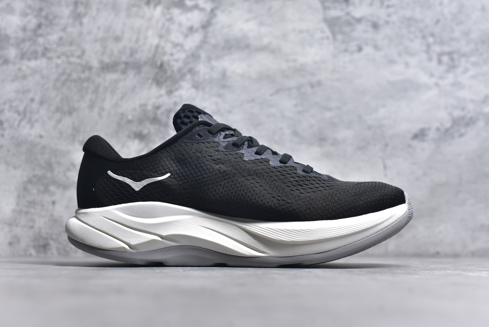 图片[3]-#HOKA ONE ONE RINCON 4 舒适防滑耐磨低帮休闲跑步鞋 Rincon 4 是一款日常训练用的跑步鞋，踩上去的感觉很结实。它适合中短距离跑步，但如果您习惯于稍硬的感觉，也可以用于长距离跑步。但它的速度不够快，不能作为速度训练鞋，也不够柔软，不能作为恢复训练鞋，日常里程跑才是它的优势所在。如果您想尝试 Hoka 跑鞋，又想享受极具竞争力的价格，那就试试这款鞋吧。尺码：36 36.5 37.5 38 38.5 39 40 40.5 41 42 42.5 43 44 44.5 45-选品中心