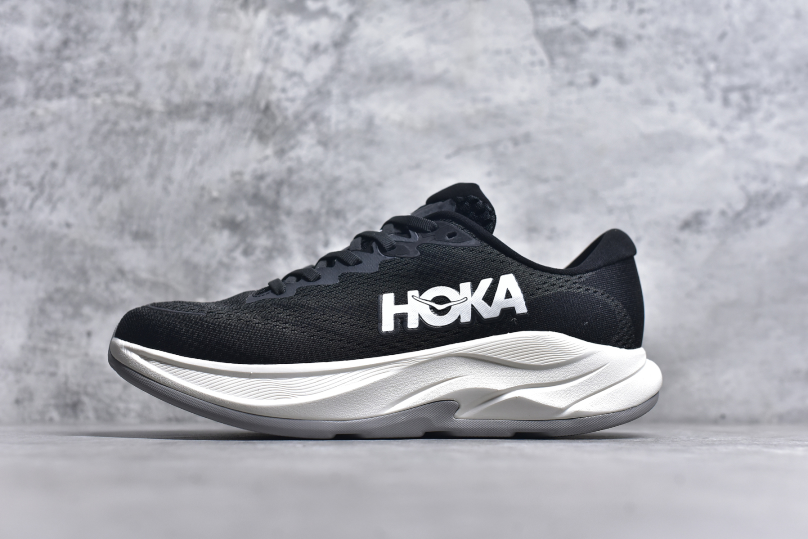 #HOKA ONE ONE RINCON 4 舒适防滑耐磨低帮休闲跑步鞋 Rincon 4 是一款日常训练用的跑步鞋，踩上去的感觉很结实。它适合中短距离跑步，但如果您习惯于稍硬的感觉，也可以用于长距离跑步。但它的速度不够快，不能作为速度训练鞋，也不够柔软，不能作为恢复训练鞋，日常里程跑才是它的优势所在。如果您想尝试 Hoka 跑鞋，又想享受极具竞争力的价格，那就试试这款鞋吧。尺码：36 36.5 37.5 38 38.5 39 40 40.5 41 42 42.5 43 44 44.5 45-选品中心