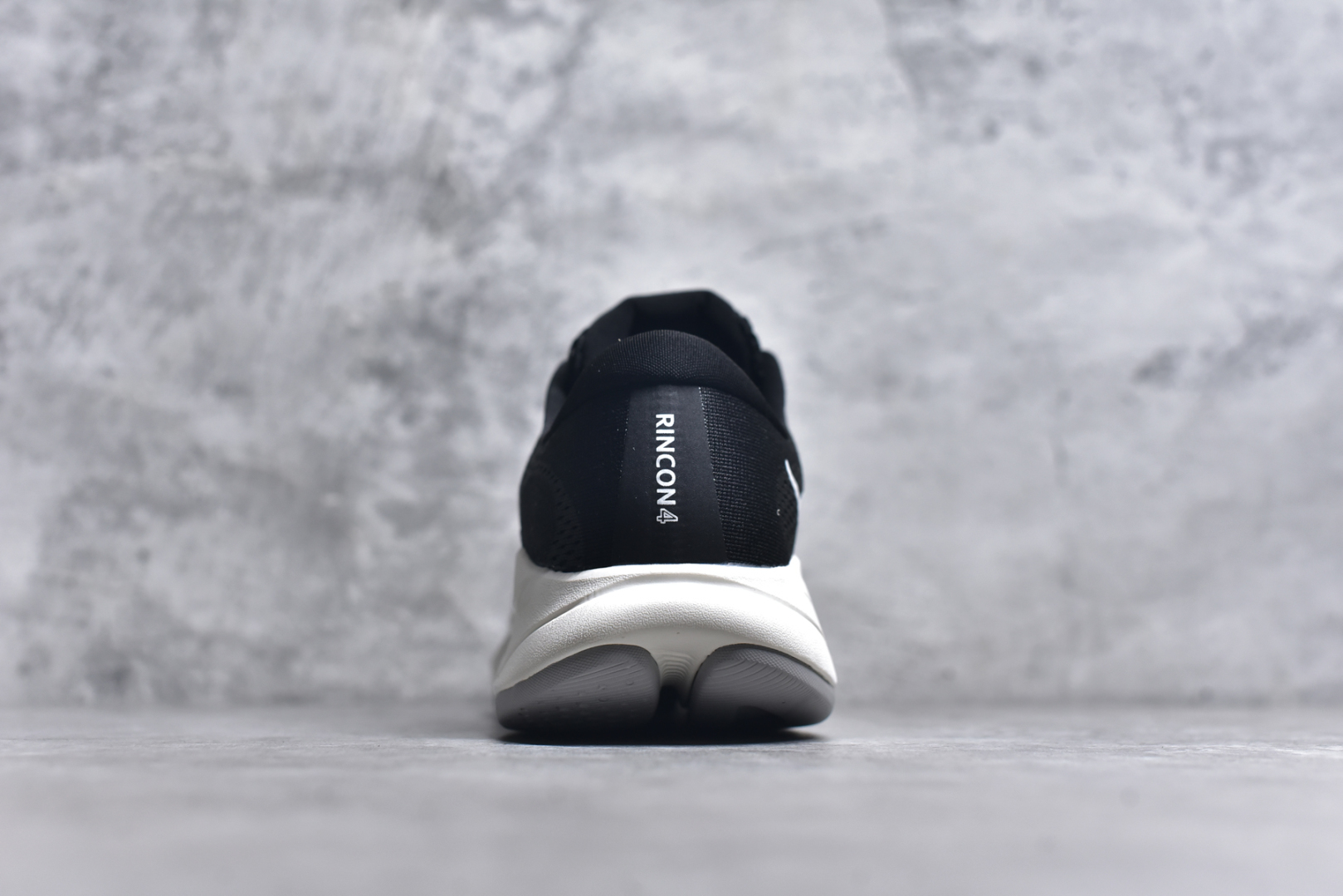 图片[5]-#HOKA ONE ONE RINCON 4 舒适防滑耐磨低帮休闲跑步鞋 Rincon 4 是一款日常训练用的跑步鞋，踩上去的感觉很结实。它适合中短距离跑步，但如果您习惯于稍硬的感觉，也可以用于长距离跑步。但它的速度不够快，不能作为速度训练鞋，也不够柔软，不能作为恢复训练鞋，日常里程跑才是它的优势所在。如果您想尝试 Hoka 跑鞋，又想享受极具竞争力的价格，那就试试这款鞋吧。尺码：36 36.5 37.5 38 38.5 39 40 40.5 41 42 42.5 43 44 44.5 45-选品中心