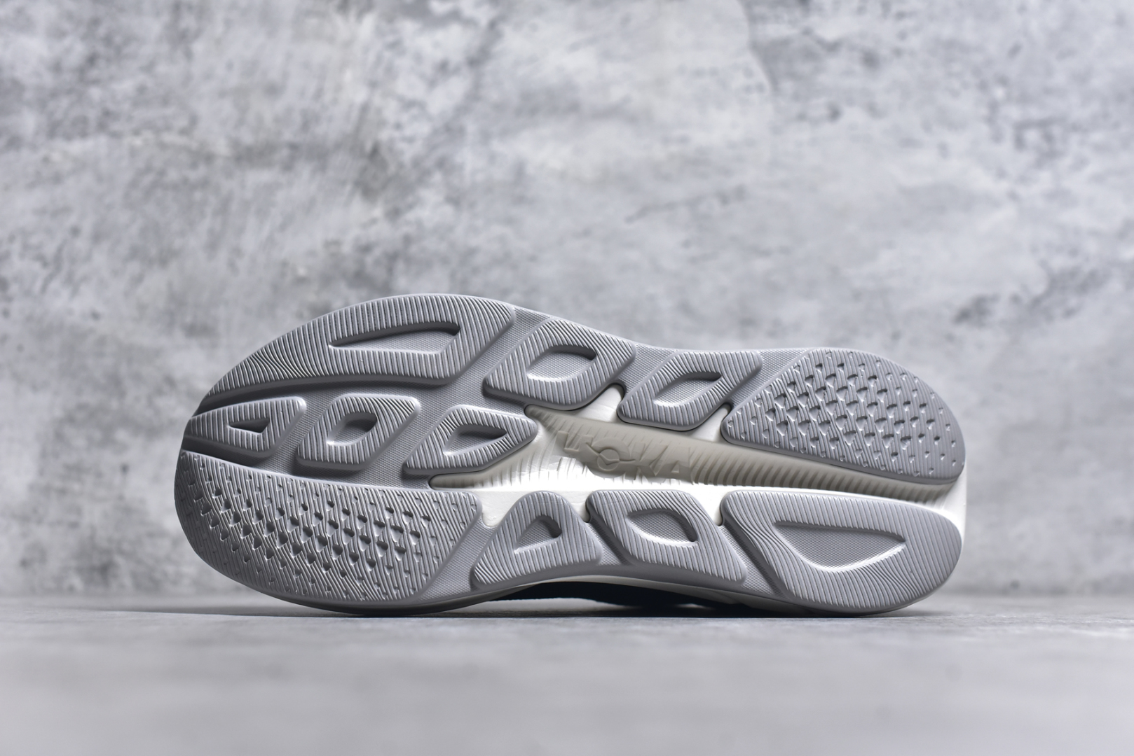 图片[6]-#HOKA ONE ONE RINCON 4 舒适防滑耐磨低帮休闲跑步鞋 Rincon 4 是一款日常训练用的跑步鞋，踩上去的感觉很结实。它适合中短距离跑步，但如果您习惯于稍硬的感觉，也可以用于长距离跑步。但它的速度不够快，不能作为速度训练鞋，也不够柔软，不能作为恢复训练鞋，日常里程跑才是它的优势所在。如果您想尝试 Hoka 跑鞋，又想享受极具竞争力的价格，那就试试这款鞋吧。尺码：36 36.5 37.5 38 38.5 39 40 40.5 41 42 42.5 43 44 44.5 45-选品中心