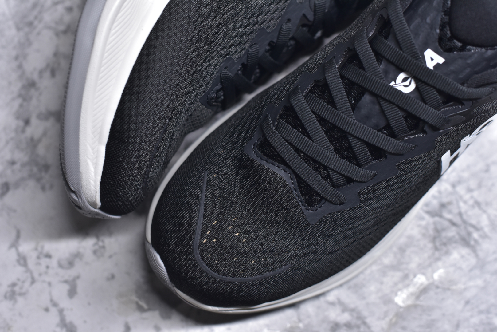 图片[8]-#HOKA ONE ONE RINCON 4 舒适防滑耐磨低帮休闲跑步鞋 Rincon 4 是一款日常训练用的跑步鞋，踩上去的感觉很结实。它适合中短距离跑步，但如果您习惯于稍硬的感觉，也可以用于长距离跑步。但它的速度不够快，不能作为速度训练鞋，也不够柔软，不能作为恢复训练鞋，日常里程跑才是它的优势所在。如果您想尝试 Hoka 跑鞋，又想享受极具竞争力的价格，那就试试这款鞋吧。尺码：36 36.5 37.5 38 38.5 39 40 40.5 41 42 42.5 43 44 44.5 45-选品中心