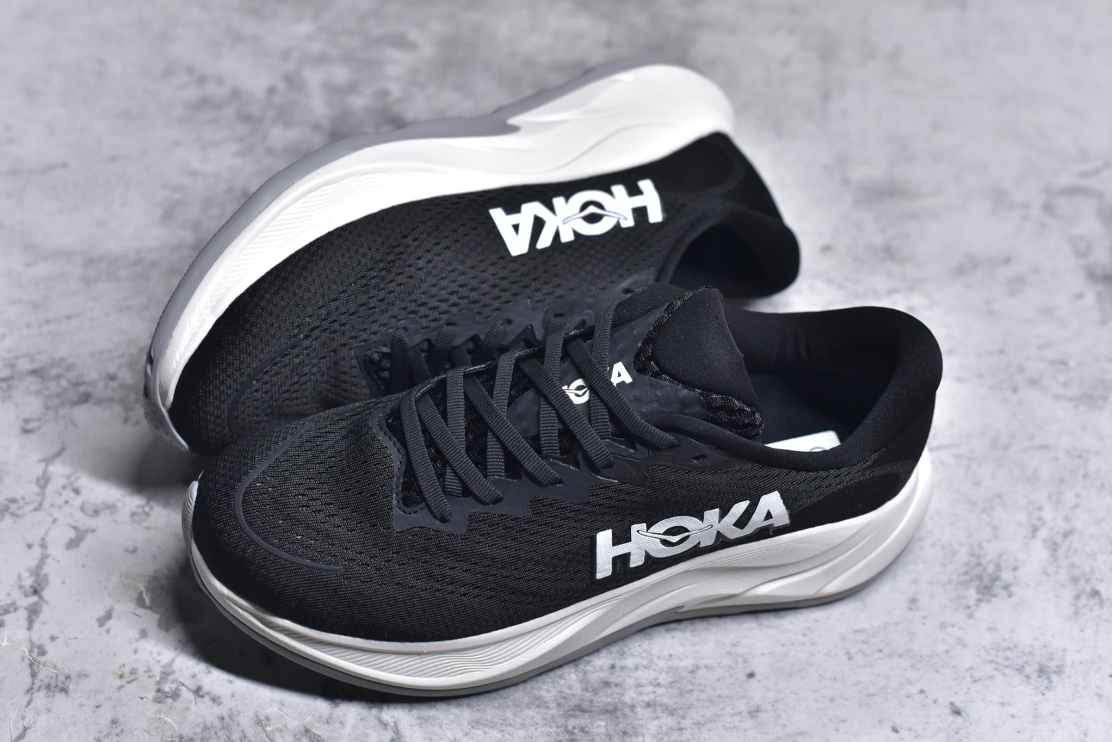 图片[7]-#HOKA ONE ONE RINCON 4 舒适防滑耐磨低帮休闲跑步鞋 Rincon 4 是一款日常训练用的跑步鞋，踩上去的感觉很结实。它适合中短距离跑步，但如果您习惯于稍硬的感觉，也可以用于长距离跑步。但它的速度不够快，不能作为速度训练鞋，也不够柔软，不能作为恢复训练鞋，日常里程跑才是它的优势所在。如果您想尝试 Hoka 跑鞋，又想享受极具竞争力的价格，那就试试这款鞋吧。尺码：36 36.5 37.5 38 38.5 39 40 40.5 41 42 42.5 43 44 44.5 45-选品中心