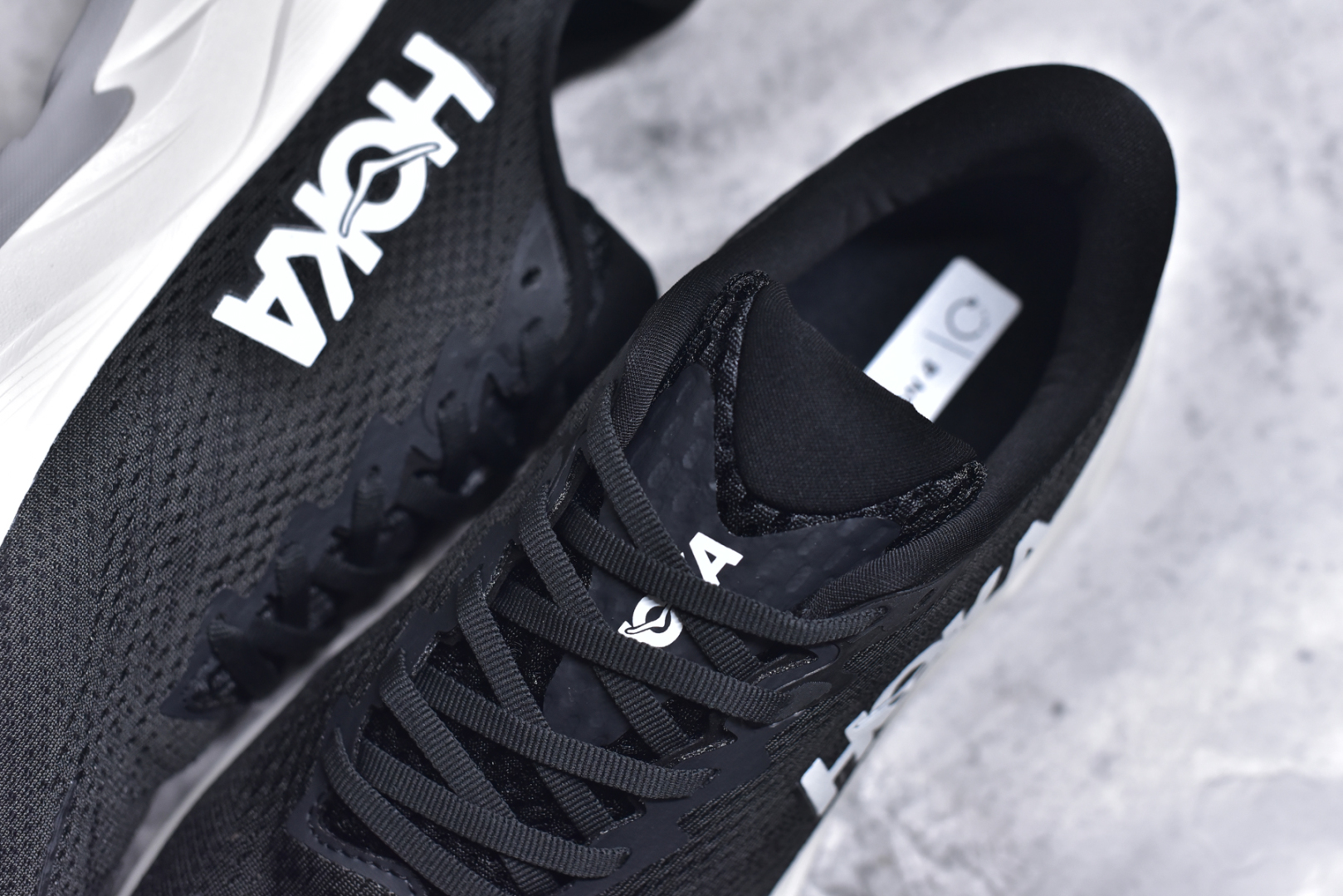 图片[9]-#HOKA ONE ONE RINCON 4 舒适防滑耐磨低帮休闲跑步鞋 Rincon 4 是一款日常训练用的跑步鞋，踩上去的感觉很结实。它适合中短距离跑步，但如果您习惯于稍硬的感觉，也可以用于长距离跑步。但它的速度不够快，不能作为速度训练鞋，也不够柔软，不能作为恢复训练鞋，日常里程跑才是它的优势所在。如果您想尝试 Hoka 跑鞋，又想享受极具竞争力的价格，那就试试这款鞋吧。尺码：36 36.5 37.5 38 38.5 39 40 40.5 41 42 42.5 43 44 44.5 45-选品中心