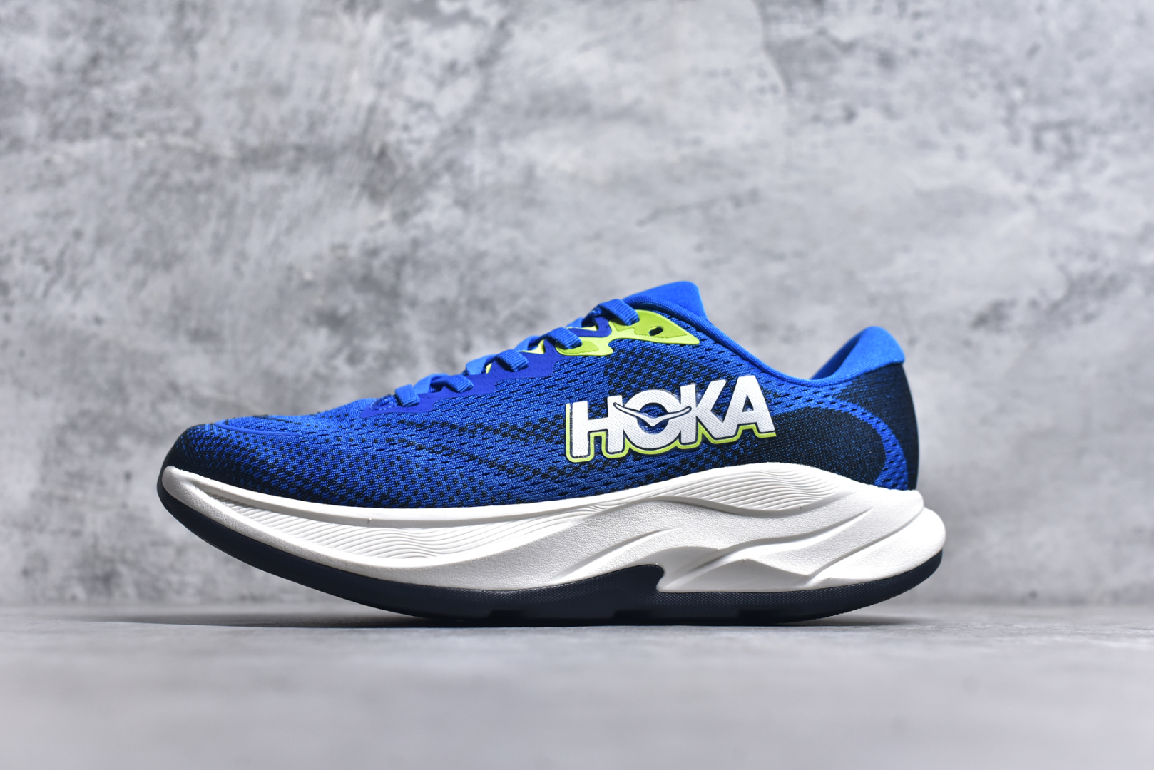 #HOKA ONE ONE RINCON 4 舒适防滑耐磨低帮休闲跑步鞋 Rincon 4 是一款日常训练用的跑步鞋，踩上去的感觉很结实。它适合中短距离跑步，但如果您习惯于稍硬的感觉，也可以用于长距离跑步。但它的速度不够快，不能作为速度训练鞋，也不够柔软，不能作为恢复训练鞋，日常里程跑才是它的优势所在。如果您想尝试 Hoka 跑鞋，又想享受极具竞争力的价格，那就试试这款鞋吧。尺码：36 36.5 37.5 38 38.5 39 40 40.5 41 42 42.5 43 44 44.5 45-选品中心
