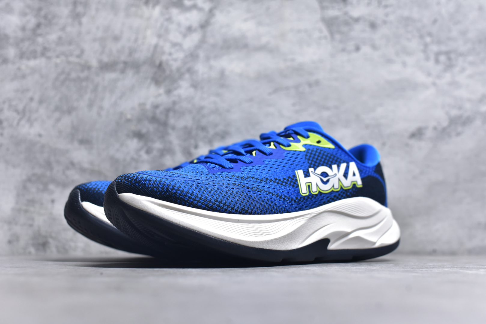 图片[2]-#HOKA ONE ONE RINCON 4 舒适防滑耐磨低帮休闲跑步鞋 Rincon 4 是一款日常训练用的跑步鞋，踩上去的感觉很结实。它适合中短距离跑步，但如果您习惯于稍硬的感觉，也可以用于长距离跑步。但它的速度不够快，不能作为速度训练鞋，也不够柔软，不能作为恢复训练鞋，日常里程跑才是它的优势所在。如果您想尝试 Hoka 跑鞋，又想享受极具竞争力的价格，那就试试这款鞋吧。尺码：36 36.5 37.5 38 38.5 39 40 40.5 41 42 42.5 43 44 44.5 45-选品中心