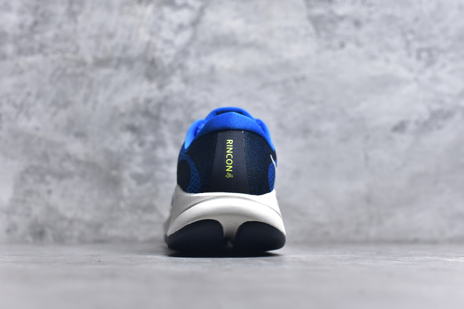 图片[5]-#HOKA ONE ONE RINCON 4 舒适防滑耐磨低帮休闲跑步鞋 Rincon 4 是一款日常训练用的跑步鞋，踩上去的感觉很结实。它适合中短距离跑步，但如果您习惯于稍硬的感觉，也可以用于长距离跑步。但它的速度不够快，不能作为速度训练鞋，也不够柔软，不能作为恢复训练鞋，日常里程跑才是它的优势所在。如果您想尝试 Hoka 跑鞋，又想享受极具竞争力的价格，那就试试这款鞋吧。尺码：36 36.5 37.5 38 38.5 39 40 40.5 41 42 42.5 43 44 44.5 45-选品中心