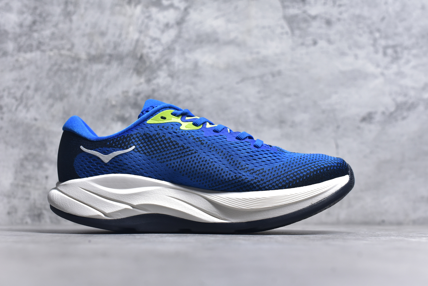 图片[3]-#HOKA ONE ONE RINCON 4 舒适防滑耐磨低帮休闲跑步鞋 Rincon 4 是一款日常训练用的跑步鞋，踩上去的感觉很结实。它适合中短距离跑步，但如果您习惯于稍硬的感觉，也可以用于长距离跑步。但它的速度不够快，不能作为速度训练鞋，也不够柔软，不能作为恢复训练鞋，日常里程跑才是它的优势所在。如果您想尝试 Hoka 跑鞋，又想享受极具竞争力的价格，那就试试这款鞋吧。尺码：36 36.5 37.5 38 38.5 39 40 40.5 41 42 42.5 43 44 44.5 45-选品中心