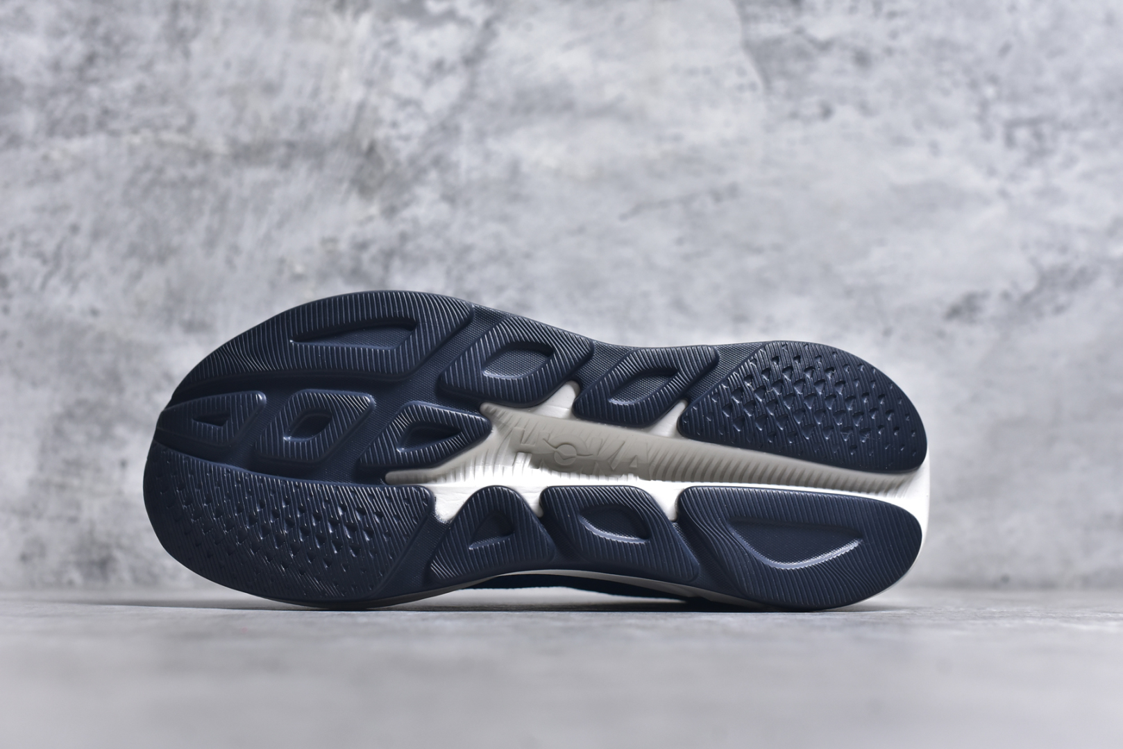 图片[6]-#HOKA ONE ONE RINCON 4 舒适防滑耐磨低帮休闲跑步鞋 Rincon 4 是一款日常训练用的跑步鞋，踩上去的感觉很结实。它适合中短距离跑步，但如果您习惯于稍硬的感觉，也可以用于长距离跑步。但它的速度不够快，不能作为速度训练鞋，也不够柔软，不能作为恢复训练鞋，日常里程跑才是它的优势所在。如果您想尝试 Hoka 跑鞋，又想享受极具竞争力的价格，那就试试这款鞋吧。尺码：36 36.5 37.5 38 38.5 39 40 40.5 41 42 42.5 43 44 44.5 45-选品中心