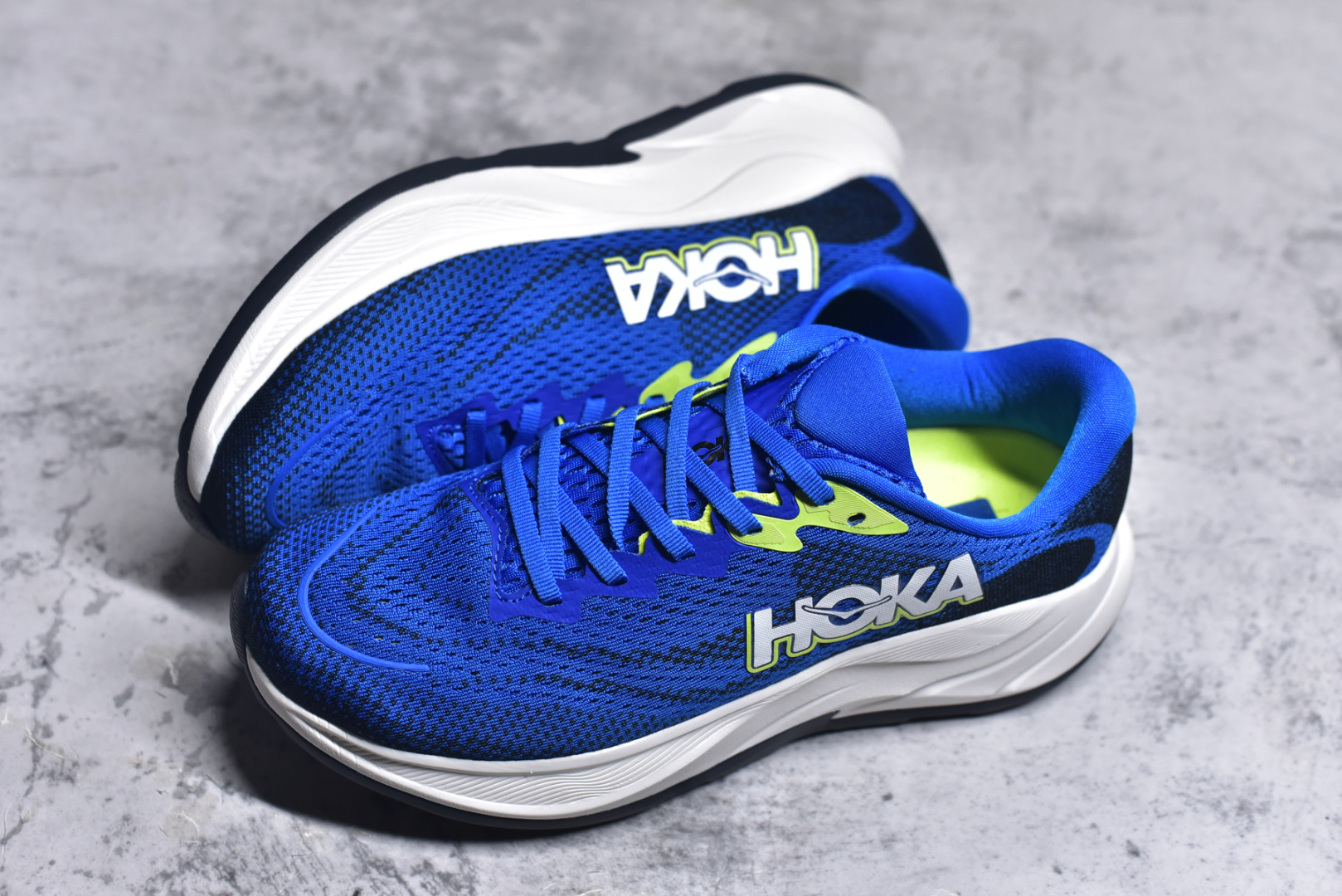 图片[7]-#HOKA ONE ONE RINCON 4 舒适防滑耐磨低帮休闲跑步鞋 Rincon 4 是一款日常训练用的跑步鞋，踩上去的感觉很结实。它适合中短距离跑步，但如果您习惯于稍硬的感觉，也可以用于长距离跑步。但它的速度不够快，不能作为速度训练鞋，也不够柔软，不能作为恢复训练鞋，日常里程跑才是它的优势所在。如果您想尝试 Hoka 跑鞋，又想享受极具竞争力的价格，那就试试这款鞋吧。尺码：36 36.5 37.5 38 38.5 39 40 40.5 41 42 42.5 43 44 44.5 45-选品中心