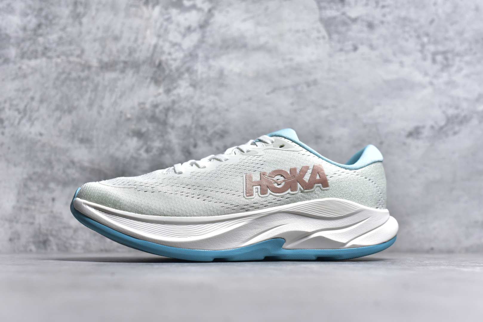 #HOKA ONE ONE RINCON 4 舒适防滑耐磨低帮休闲跑步鞋 Rincon 4 是一款日常训练用的跑步鞋，踩上去的感觉很结实。它适合中短距离跑步，但如果您习惯于稍硬的感觉，也可以用于长距离跑步。但它的速度不够快，不能作为速度训练鞋，也不够柔软，不能作为恢复训练鞋，日常里程跑才是它的优势所在。如果您想尝试 Hoka 跑鞋，又想享受极具竞争力的价格，那就试试这款鞋吧。尺码：36 36.5 37.5 38 38.5 39 40 40.5 41 42 42.5 43 44 44.5 45-选品中心