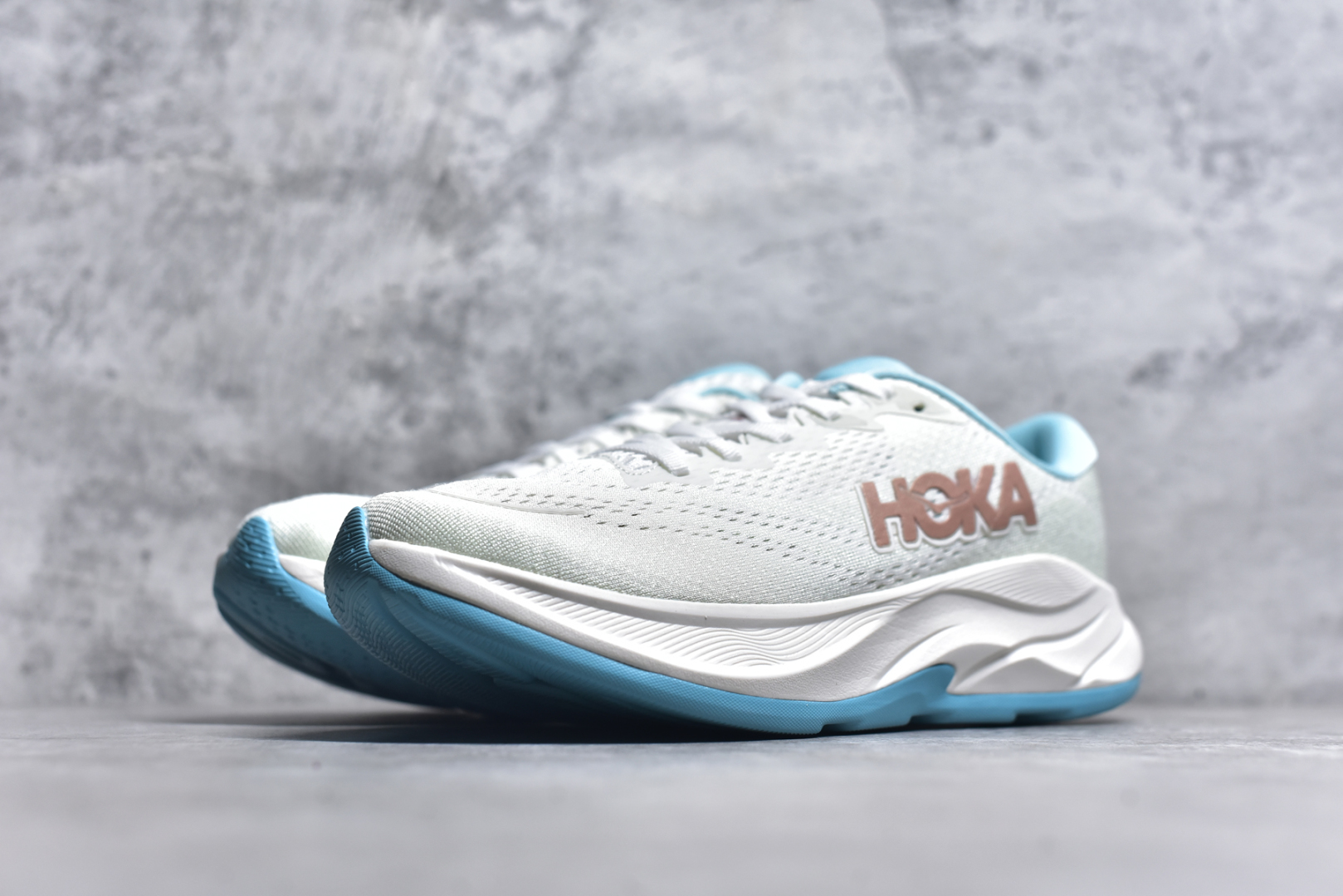 图片[2]-#HOKA ONE ONE RINCON 4 舒适防滑耐磨低帮休闲跑步鞋 Rincon 4 是一款日常训练用的跑步鞋，踩上去的感觉很结实。它适合中短距离跑步，但如果您习惯于稍硬的感觉，也可以用于长距离跑步。但它的速度不够快，不能作为速度训练鞋，也不够柔软，不能作为恢复训练鞋，日常里程跑才是它的优势所在。如果您想尝试 Hoka 跑鞋，又想享受极具竞争力的价格，那就试试这款鞋吧。尺码：36 36.5 37.5 38 38.5 39 40 40.5 41 42 42.5 43 44 44.5 45-选品中心