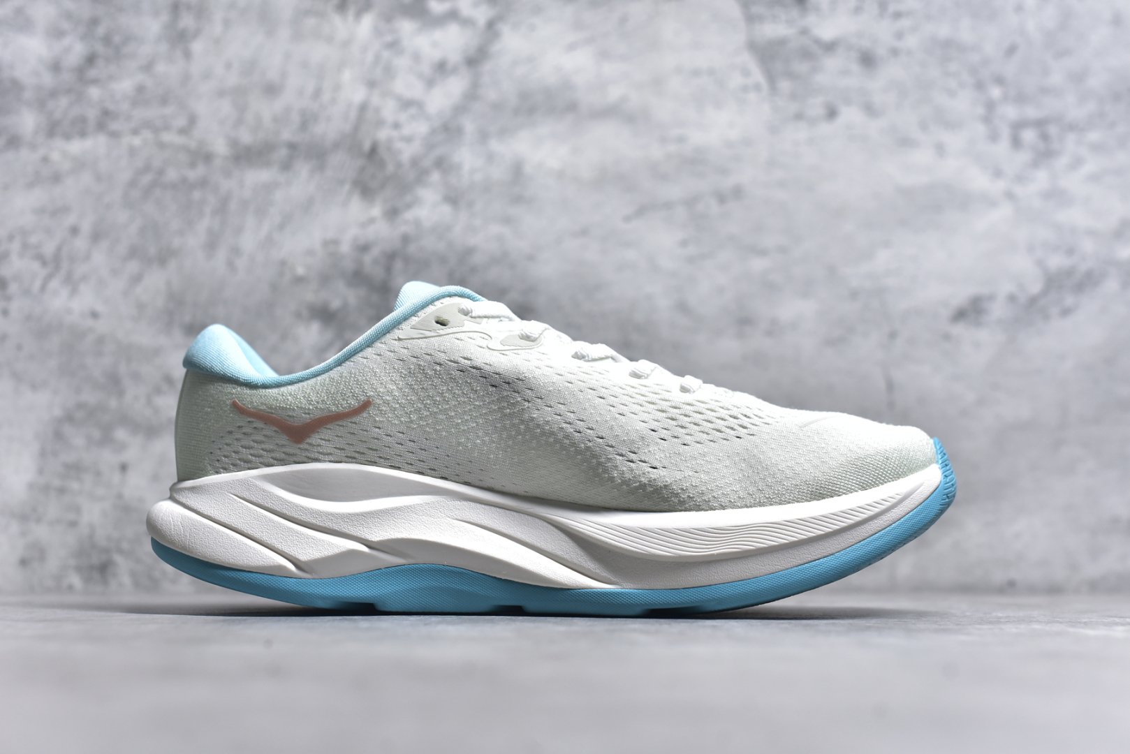 图片[3]-#HOKA ONE ONE RINCON 4 舒适防滑耐磨低帮休闲跑步鞋 Rincon 4 是一款日常训练用的跑步鞋，踩上去的感觉很结实。它适合中短距离跑步，但如果您习惯于稍硬的感觉，也可以用于长距离跑步。但它的速度不够快，不能作为速度训练鞋，也不够柔软，不能作为恢复训练鞋，日常里程跑才是它的优势所在。如果您想尝试 Hoka 跑鞋，又想享受极具竞争力的价格，那就试试这款鞋吧。尺码：36 36.5 37.5 38 38.5 39 40 40.5 41 42 42.5 43 44 44.5 45-选品中心