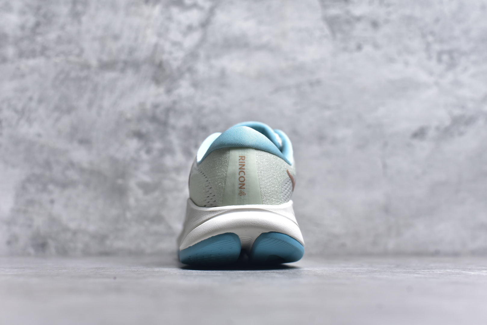 图片[5]-#HOKA ONE ONE RINCON 4 舒适防滑耐磨低帮休闲跑步鞋 Rincon 4 是一款日常训练用的跑步鞋，踩上去的感觉很结实。它适合中短距离跑步，但如果您习惯于稍硬的感觉，也可以用于长距离跑步。但它的速度不够快，不能作为速度训练鞋，也不够柔软，不能作为恢复训练鞋，日常里程跑才是它的优势所在。如果您想尝试 Hoka 跑鞋，又想享受极具竞争力的价格，那就试试这款鞋吧。尺码：36 36.5 37.5 38 38.5 39 40 40.5 41 42 42.5 43 44 44.5 45-选品中心