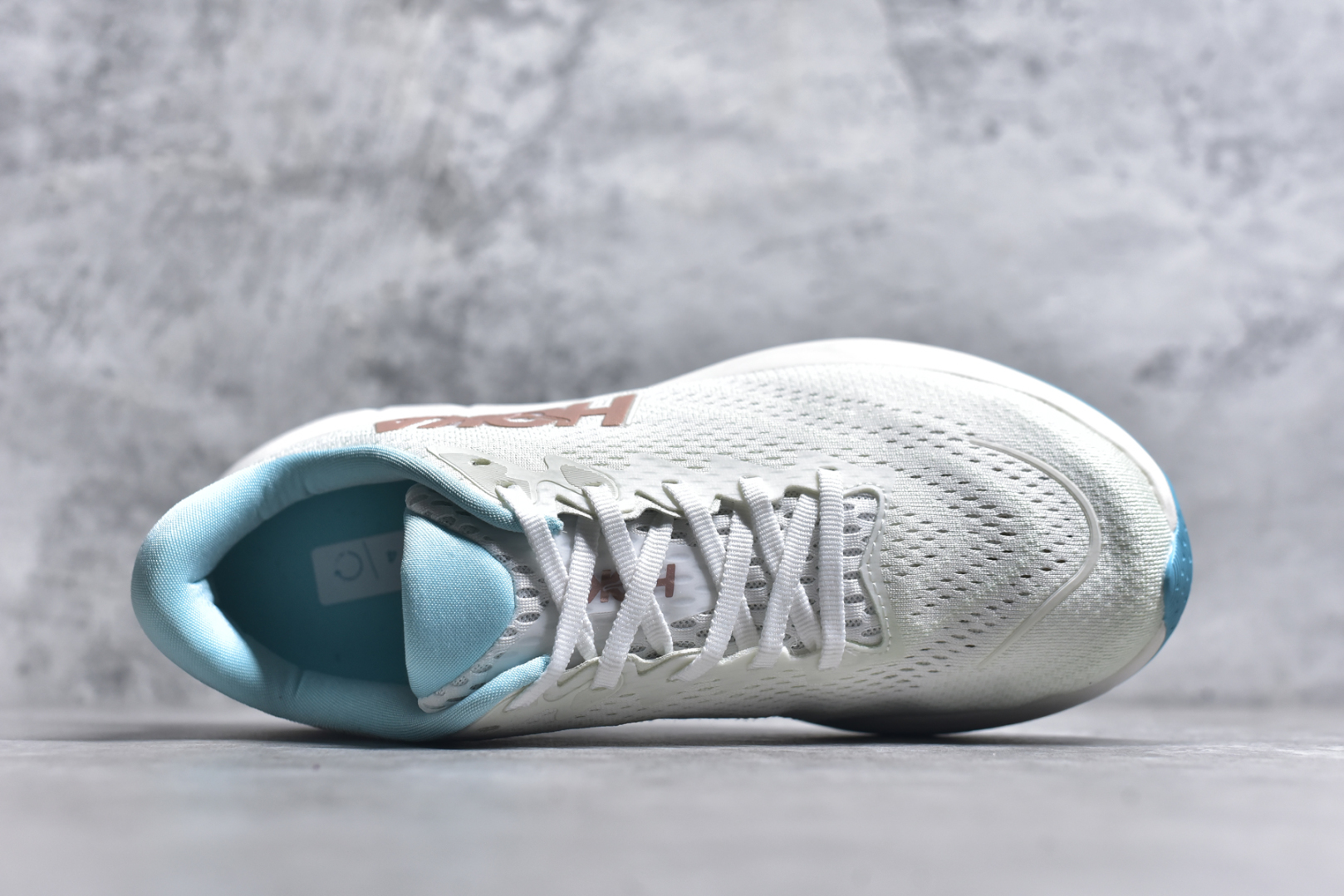 图片[4]-#HOKA ONE ONE RINCON 4 舒适防滑耐磨低帮休闲跑步鞋 Rincon 4 是一款日常训练用的跑步鞋，踩上去的感觉很结实。它适合中短距离跑步，但如果您习惯于稍硬的感觉，也可以用于长距离跑步。但它的速度不够快，不能作为速度训练鞋，也不够柔软，不能作为恢复训练鞋，日常里程跑才是它的优势所在。如果您想尝试 Hoka 跑鞋，又想享受极具竞争力的价格，那就试试这款鞋吧。尺码：36 36.5 37.5 38 38.5 39 40 40.5 41 42 42.5 43 44 44.5 45-选品中心
