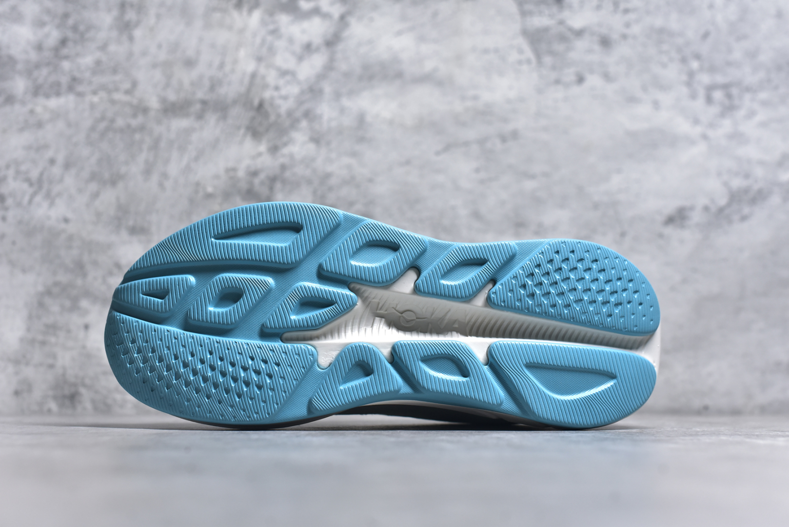 图片[6]-#HOKA ONE ONE RINCON 4 舒适防滑耐磨低帮休闲跑步鞋 Rincon 4 是一款日常训练用的跑步鞋，踩上去的感觉很结实。它适合中短距离跑步，但如果您习惯于稍硬的感觉，也可以用于长距离跑步。但它的速度不够快，不能作为速度训练鞋，也不够柔软，不能作为恢复训练鞋，日常里程跑才是它的优势所在。如果您想尝试 Hoka 跑鞋，又想享受极具竞争力的价格，那就试试这款鞋吧。尺码：36 36.5 37.5 38 38.5 39 40 40.5 41 42 42.5 43 44 44.5 45-选品中心