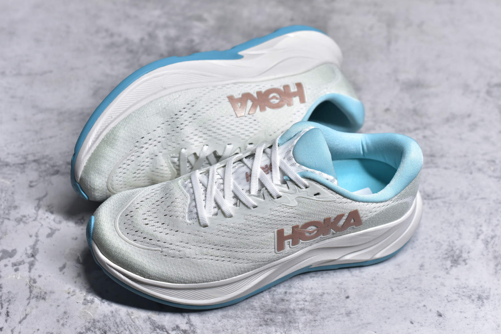 图片[7]-#HOKA ONE ONE RINCON 4 舒适防滑耐磨低帮休闲跑步鞋 Rincon 4 是一款日常训练用的跑步鞋，踩上去的感觉很结实。它适合中短距离跑步，但如果您习惯于稍硬的感觉，也可以用于长距离跑步。但它的速度不够快，不能作为速度训练鞋，也不够柔软，不能作为恢复训练鞋，日常里程跑才是它的优势所在。如果您想尝试 Hoka 跑鞋，又想享受极具竞争力的价格，那就试试这款鞋吧。尺码：36 36.5 37.5 38 38.5 39 40 40.5 41 42 42.5 43 44 44.5 45-选品中心