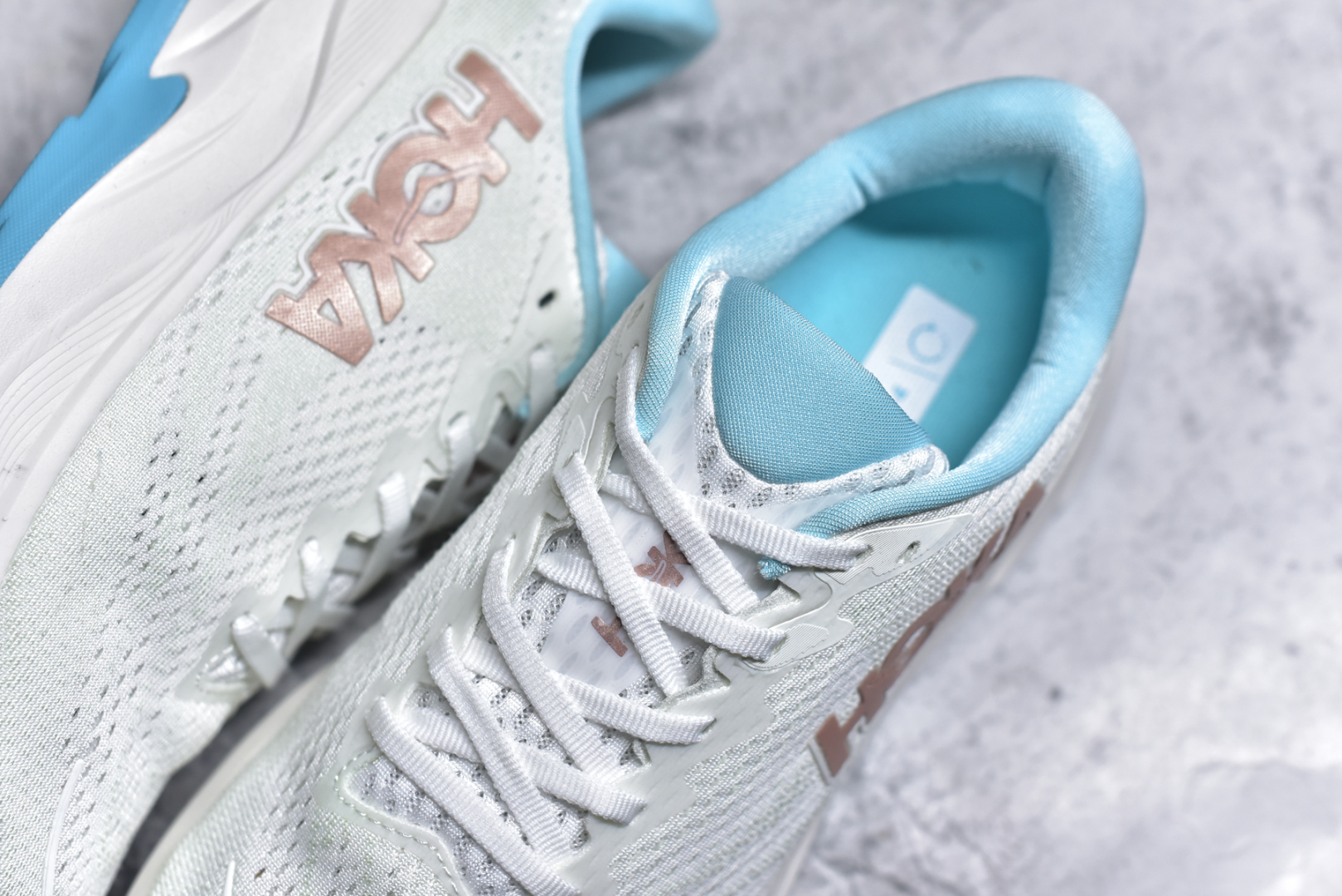 图片[9]-#HOKA ONE ONE RINCON 4 舒适防滑耐磨低帮休闲跑步鞋 Rincon 4 是一款日常训练用的跑步鞋，踩上去的感觉很结实。它适合中短距离跑步，但如果您习惯于稍硬的感觉，也可以用于长距离跑步。但它的速度不够快，不能作为速度训练鞋，也不够柔软，不能作为恢复训练鞋，日常里程跑才是它的优势所在。如果您想尝试 Hoka 跑鞋，又想享受极具竞争力的价格，那就试试这款鞋吧。尺码：36 36.5 37.5 38 38.5 39 40 40.5 41 42 42.5 43 44 44.5 45-选品中心