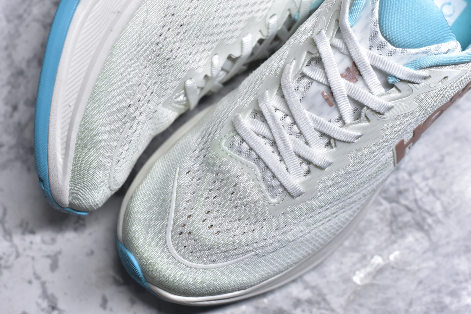 图片[8]-#HOKA ONE ONE RINCON 4 舒适防滑耐磨低帮休闲跑步鞋 Rincon 4 是一款日常训练用的跑步鞋，踩上去的感觉很结实。它适合中短距离跑步，但如果您习惯于稍硬的感觉，也可以用于长距离跑步。但它的速度不够快，不能作为速度训练鞋，也不够柔软，不能作为恢复训练鞋，日常里程跑才是它的优势所在。如果您想尝试 Hoka 跑鞋，又想享受极具竞争力的价格，那就试试这款鞋吧。尺码：36 36.5 37.5 38 38.5 39 40 40.5 41 42 42.5 43 44 44.5 45-选品中心