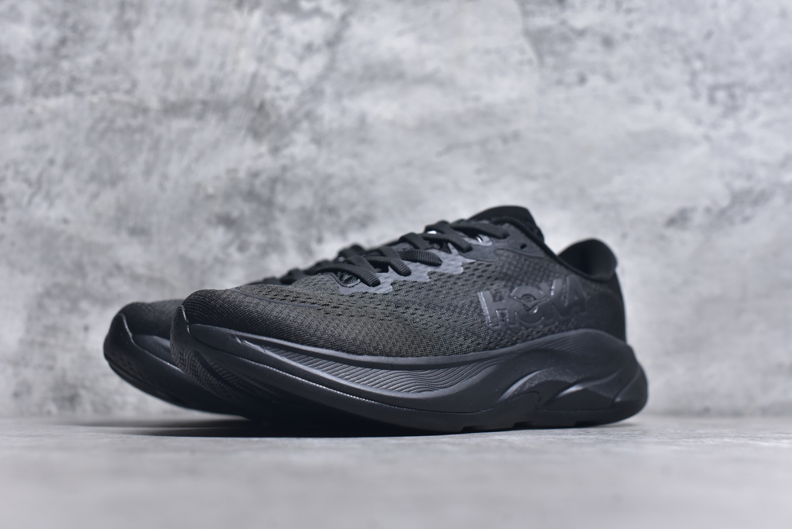图片[2]-#HOKA ONE ONE RINCON 4 舒适防滑耐磨低帮休闲跑步鞋 Rincon 4 是一款日常训练用的跑步鞋，踩上去的感觉很结实。它适合中短距离跑步，但如果您习惯于稍硬的感觉，也可以用于长距离跑步。但它的速度不够快，不能作为速度训练鞋，也不够柔软，不能作为恢复训练鞋，日常里程跑才是它的优势所在。如果您想尝试 Hoka 跑鞋，又想享受极具竞争力的价格，那就试试这款鞋吧。尺码：36 36.5 37.5 38 38.5 39 40 40.5 41 42 42.5 43 44 44.5 45-选品中心