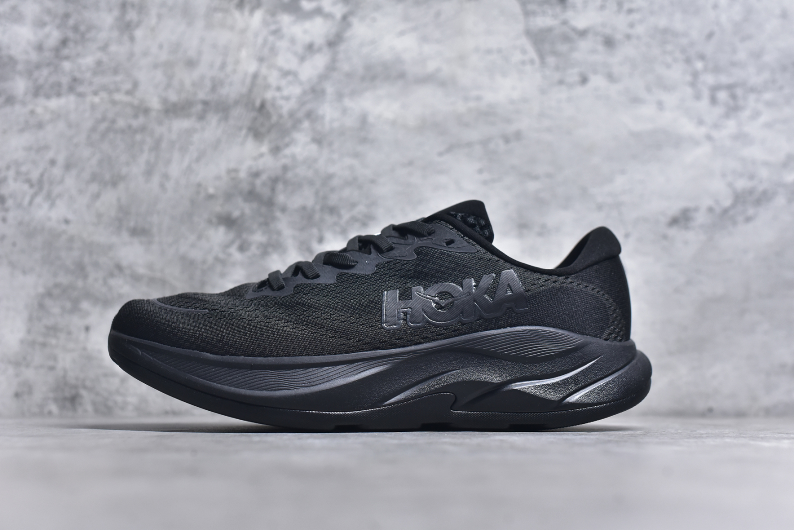 #HOKA ONE ONE RINCON 4 舒适防滑耐磨低帮休闲跑步鞋 Rincon 4 是一款日常训练用的跑步鞋，踩上去的感觉很结实。它适合中短距离跑步，但如果您习惯于稍硬的感觉，也可以用于长距离跑步。但它的速度不够快，不能作为速度训练鞋，也不够柔软，不能作为恢复训练鞋，日常里程跑才是它的优势所在。如果您想尝试 Hoka 跑鞋，又想享受极具竞争力的价格，那就试试这款鞋吧。尺码：36 36.5 37.5 38 38.5 39 40 40.5 41 42 42.5 43 44 44.5 45-选品中心