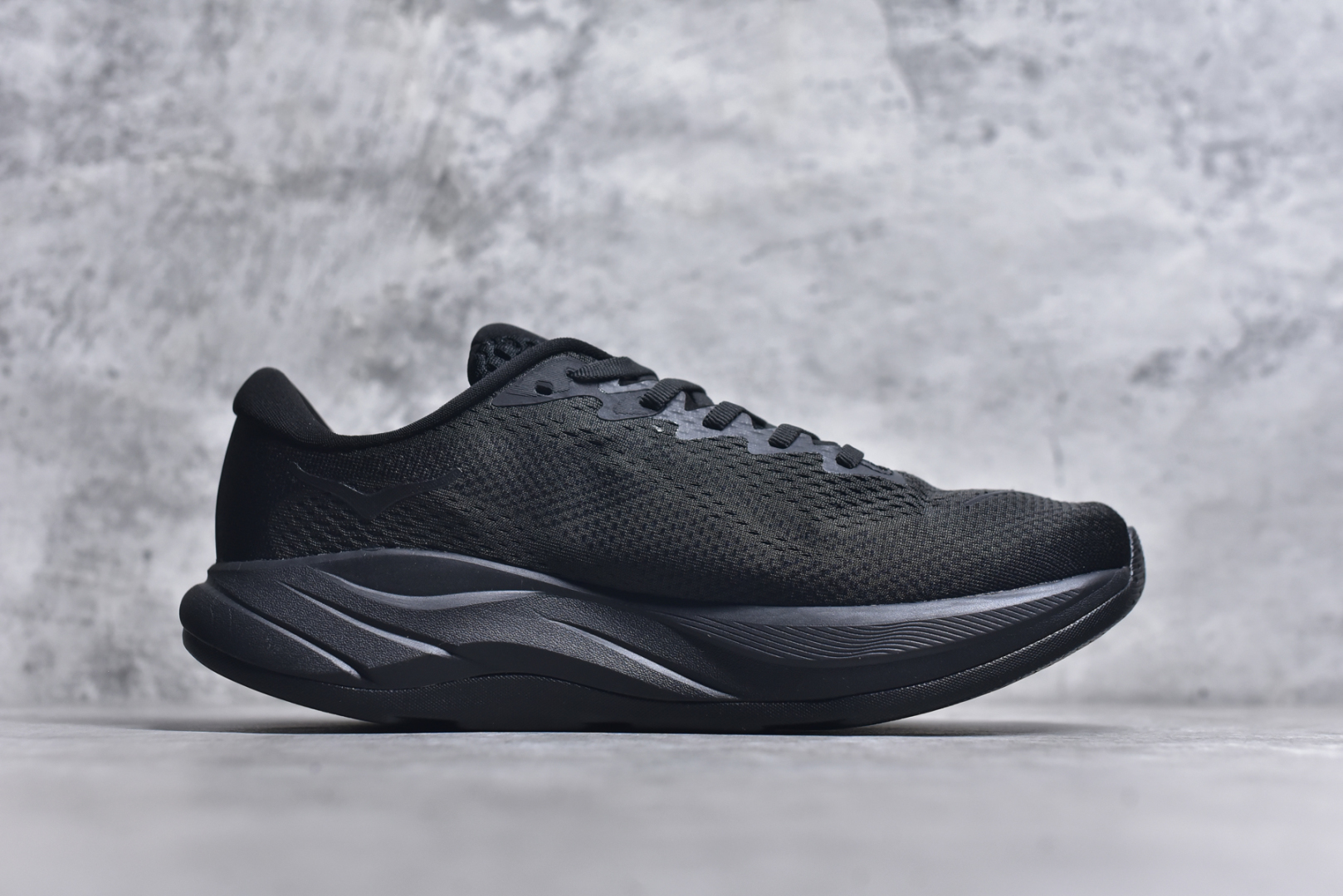 图片[3]-#HOKA ONE ONE RINCON 4 舒适防滑耐磨低帮休闲跑步鞋 Rincon 4 是一款日常训练用的跑步鞋，踩上去的感觉很结实。它适合中短距离跑步，但如果您习惯于稍硬的感觉，也可以用于长距离跑步。但它的速度不够快，不能作为速度训练鞋，也不够柔软，不能作为恢复训练鞋，日常里程跑才是它的优势所在。如果您想尝试 Hoka 跑鞋，又想享受极具竞争力的价格，那就试试这款鞋吧。尺码：36 36.5 37.5 38 38.5 39 40 40.5 41 42 42.5 43 44 44.5 45-选品中心