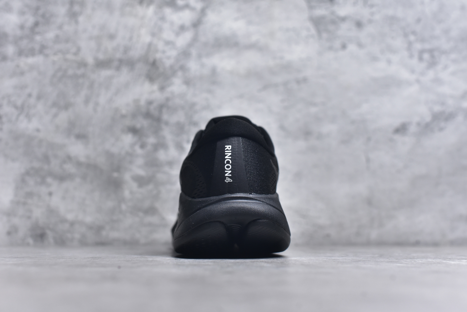 图片[5]-#HOKA ONE ONE RINCON 4 舒适防滑耐磨低帮休闲跑步鞋 Rincon 4 是一款日常训练用的跑步鞋，踩上去的感觉很结实。它适合中短距离跑步，但如果您习惯于稍硬的感觉，也可以用于长距离跑步。但它的速度不够快，不能作为速度训练鞋，也不够柔软，不能作为恢复训练鞋，日常里程跑才是它的优势所在。如果您想尝试 Hoka 跑鞋，又想享受极具竞争力的价格，那就试试这款鞋吧。尺码：36 36.5 37.5 38 38.5 39 40 40.5 41 42 42.5 43 44 44.5 45-选品中心