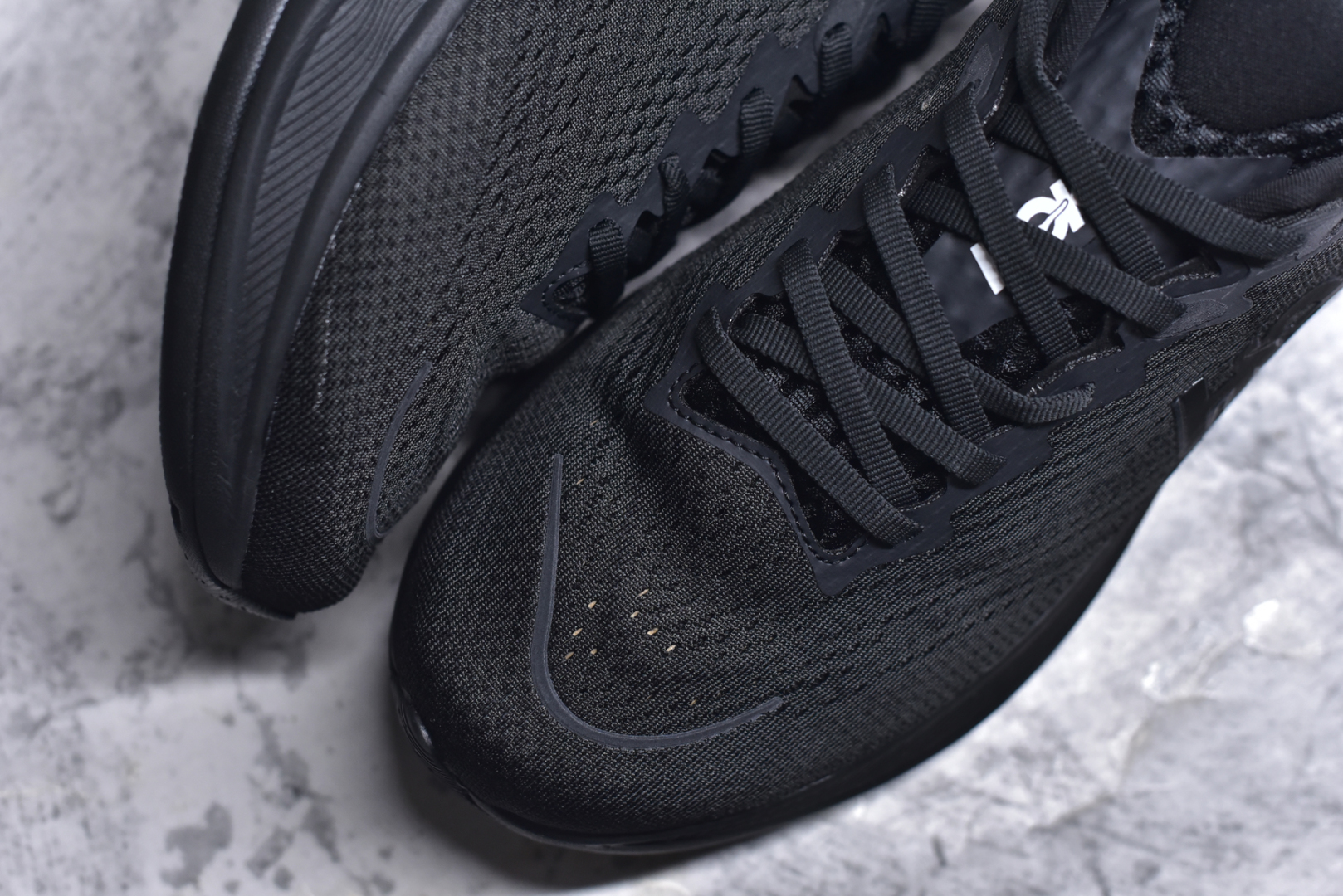 图片[8]-#HOKA ONE ONE RINCON 4 舒适防滑耐磨低帮休闲跑步鞋 Rincon 4 是一款日常训练用的跑步鞋，踩上去的感觉很结实。它适合中短距离跑步，但如果您习惯于稍硬的感觉，也可以用于长距离跑步。但它的速度不够快，不能作为速度训练鞋，也不够柔软，不能作为恢复训练鞋，日常里程跑才是它的优势所在。如果您想尝试 Hoka 跑鞋，又想享受极具竞争力的价格，那就试试这款鞋吧。尺码：36 36.5 37.5 38 38.5 39 40 40.5 41 42 42.5 43 44 44.5 45-选品中心