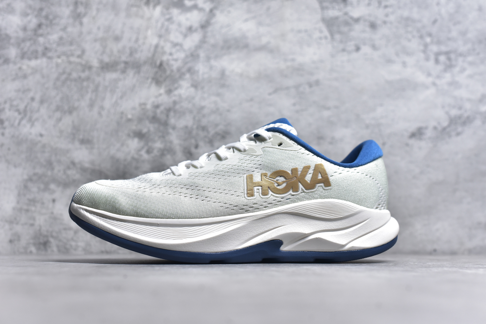 #HOKA ONE ONE RINCON 4 舒适防滑耐磨低帮休闲跑步鞋 Rincon 4 是一款日常训练用的跑步鞋，踩上去的感觉很结实。它适合中短距离跑步，但如果您习惯于稍硬的感觉，也可以用于长距离跑步。但它的速度不够快，不能作为速度训练鞋，也不够柔软，不能作为恢复训练鞋，日常里程跑才是它的优势所在。如果您想尝试 Hoka 跑鞋，又想享受极具竞争力的价格，那就试试这款鞋吧。尺码：36 36.5 37.5 38 38.5 39 40 40.5 41 42 42.5 43 44 44.5 45-选品中心