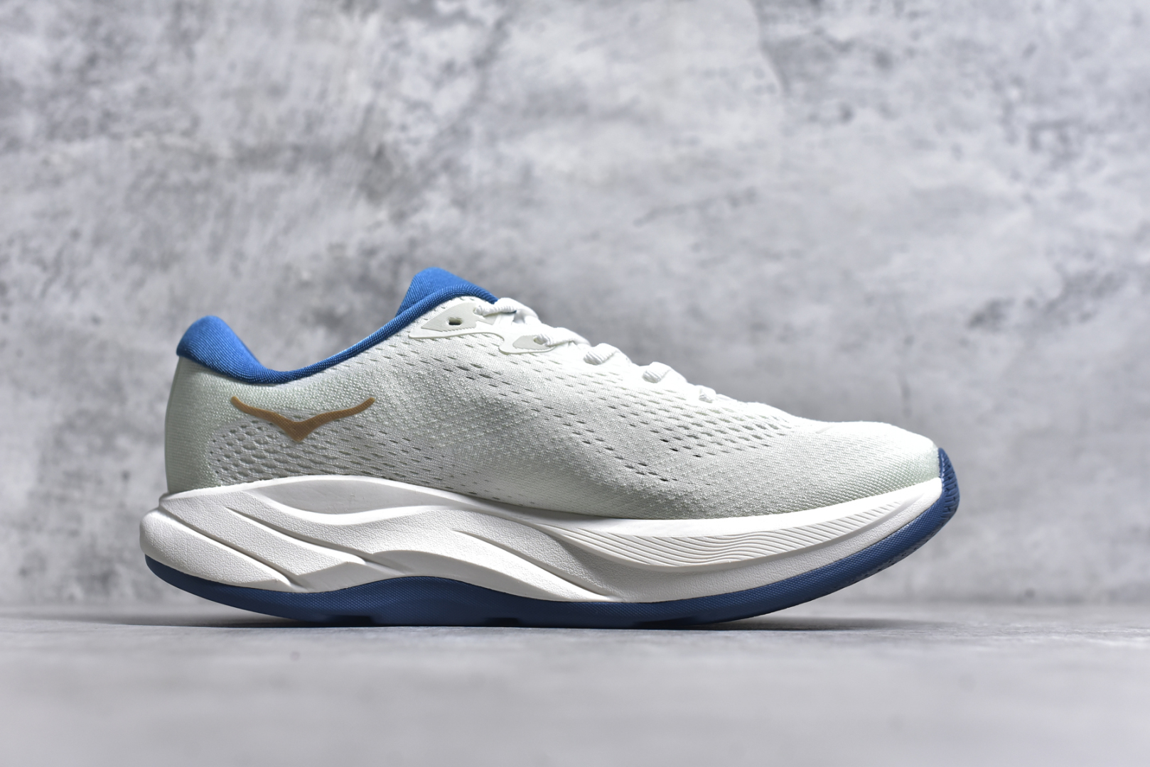 图片[3]-#HOKA ONE ONE RINCON 4 舒适防滑耐磨低帮休闲跑步鞋 Rincon 4 是一款日常训练用的跑步鞋，踩上去的感觉很结实。它适合中短距离跑步，但如果您习惯于稍硬的感觉，也可以用于长距离跑步。但它的速度不够快，不能作为速度训练鞋，也不够柔软，不能作为恢复训练鞋，日常里程跑才是它的优势所在。如果您想尝试 Hoka 跑鞋，又想享受极具竞争力的价格，那就试试这款鞋吧。尺码：36 36.5 37.5 38 38.5 39 40 40.5 41 42 42.5 43 44 44.5 45-选品中心
