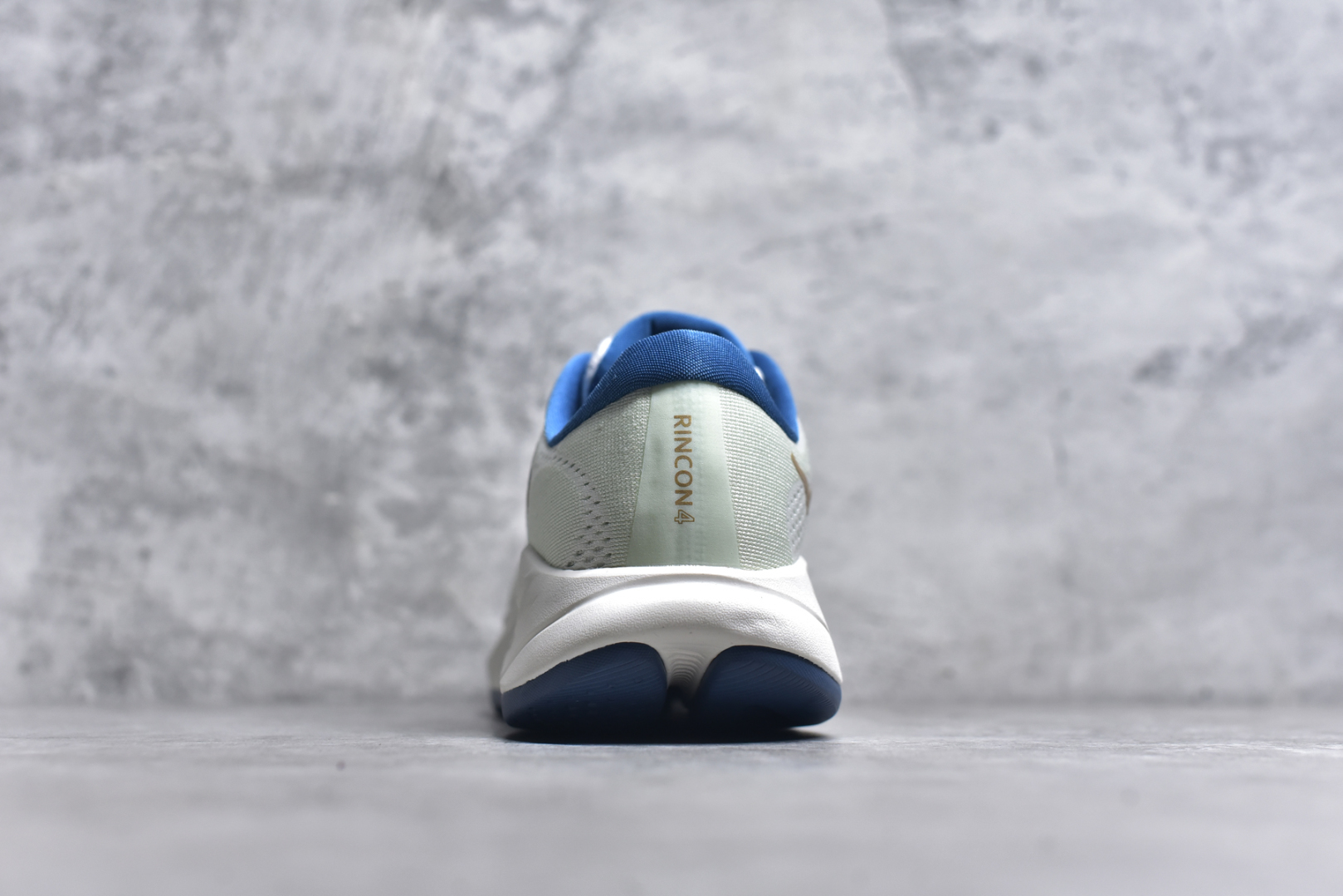 图片[5]-#HOKA ONE ONE RINCON 4 舒适防滑耐磨低帮休闲跑步鞋 Rincon 4 是一款日常训练用的跑步鞋，踩上去的感觉很结实。它适合中短距离跑步，但如果您习惯于稍硬的感觉，也可以用于长距离跑步。但它的速度不够快，不能作为速度训练鞋，也不够柔软，不能作为恢复训练鞋，日常里程跑才是它的优势所在。如果您想尝试 Hoka 跑鞋，又想享受极具竞争力的价格，那就试试这款鞋吧。尺码：36 36.5 37.5 38 38.5 39 40 40.5 41 42 42.5 43 44 44.5 45-选品中心