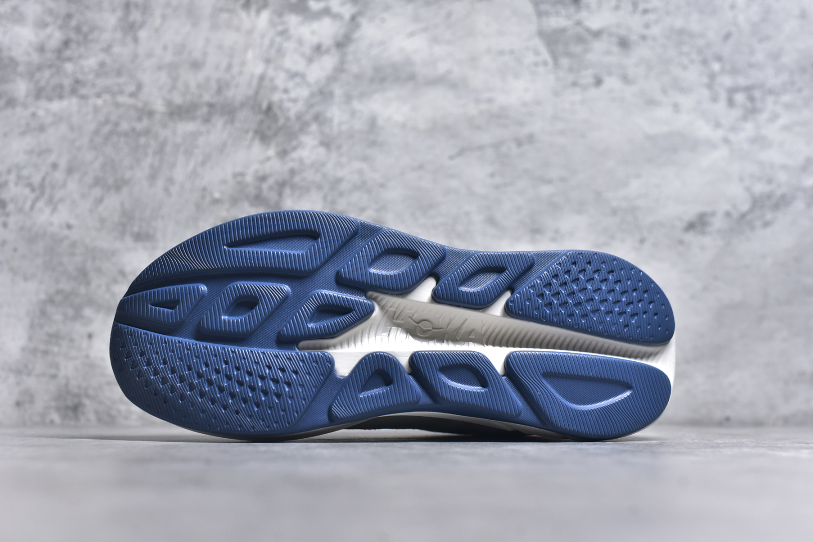 图片[6]-#HOKA ONE ONE RINCON 4 舒适防滑耐磨低帮休闲跑步鞋 Rincon 4 是一款日常训练用的跑步鞋，踩上去的感觉很结实。它适合中短距离跑步，但如果您习惯于稍硬的感觉，也可以用于长距离跑步。但它的速度不够快，不能作为速度训练鞋，也不够柔软，不能作为恢复训练鞋，日常里程跑才是它的优势所在。如果您想尝试 Hoka 跑鞋，又想享受极具竞争力的价格，那就试试这款鞋吧。尺码：36 36.5 37.5 38 38.5 39 40 40.5 41 42 42.5 43 44 44.5 45-选品中心
