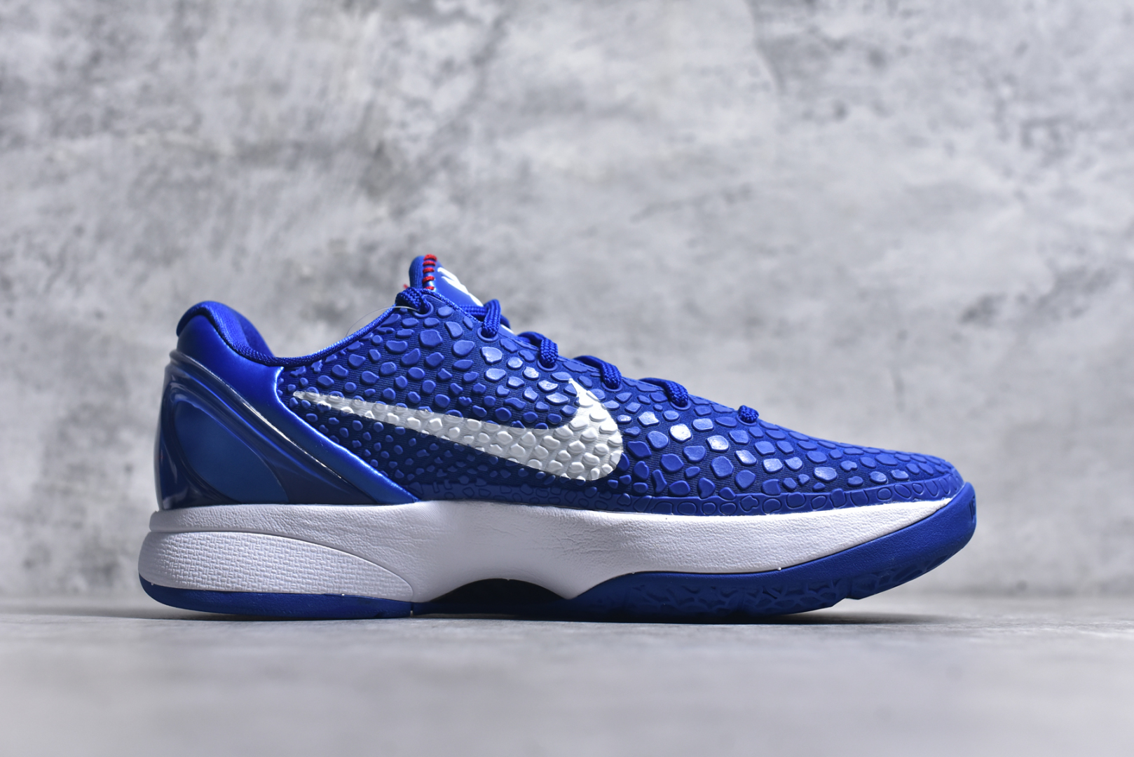 图片[3]-#灭世海外版 NK Zoom Kobe 6 Protro 科比六代 道奇蓝白 CW2190-400 纯原海外版气垫品质吊打各路纯原 气压➕耐久双重保障 前掌ZOOM TURBO➕后掌马蹄Zoom 后掌澎湃脚感无出其右 全套冲刀改版 鞋型还原度95% 宽脚选手必入货品 鞋头2.5mm上翘空间 不挤脚 完美释放脚趾活动空间 正码正拍 脚型适配性 市场最强没有之一 鞋面工艺全新升级 100%对标正品 原厂聚氨酯蛇鳞 珠光密度同步正品 Swoosh喷漆工艺 还原度接近100% 全新后跟TPU模具 正确S型弧度 区分市场纯原（市场纯原采用公版模具 后跟TPU几乎无弧度）国产天花板橡胶配方 抓地力爆炸 海外口碑炸裂 鞋舌LOGO正确内嵌压印 原厂碳板 正确原盒 厚积薄发 王者归来 拒绝杀猪 拒绝套路 灭世纯原海外版科比系列 致力打造实战第一标杆 尺码：39-47.5 全新模具 正码正拍-选品中心