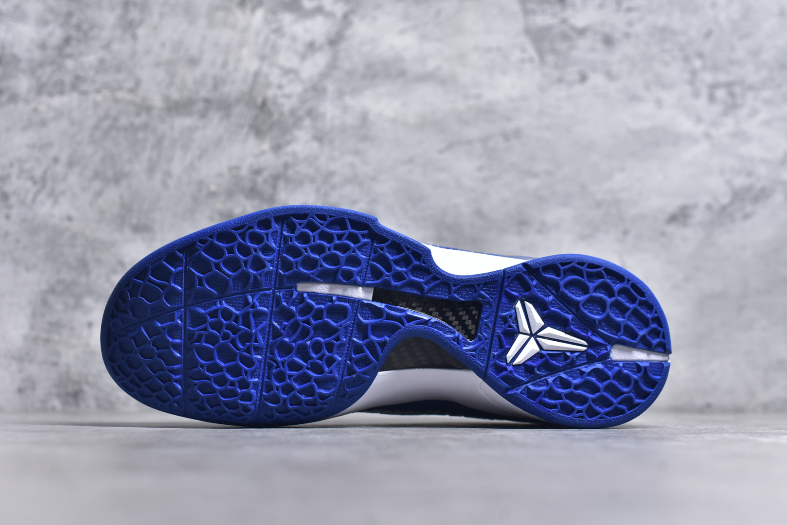 图片[6]-#灭世海外版 NK Zoom Kobe 6 Protro 科比六代 道奇蓝白 CW2190-400 纯原海外版气垫品质吊打各路纯原 气压➕耐久双重保障 前掌ZOOM TURBO➕后掌马蹄Zoom 后掌澎湃脚感无出其右 全套冲刀改版 鞋型还原度95% 宽脚选手必入货品 鞋头2.5mm上翘空间 不挤脚 完美释放脚趾活动空间 正码正拍 脚型适配性 市场最强没有之一 鞋面工艺全新升级 100%对标正品 原厂聚氨酯蛇鳞 珠光密度同步正品 Swoosh喷漆工艺 还原度接近100% 全新后跟TPU模具 正确S型弧度 区分市场纯原（市场纯原采用公版模具 后跟TPU几乎无弧度）国产天花板橡胶配方 抓地力爆炸 海外口碑炸裂 鞋舌LOGO正确内嵌压印 原厂碳板 正确原盒 厚积薄发 王者归来 拒绝杀猪 拒绝套路 灭世纯原海外版科比系列 致力打造实战第一标杆 尺码：39-47.5 全新模具 正码正拍-选品中心