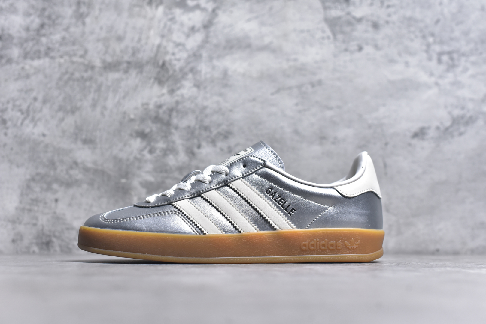 #AD Gazelle Indoor Trainers 羚羊内训系列低帮复古百搭休闲运动德训风板鞋 JR1206 90年代经典的复刻版！自60年代以足球训练鞋面世以来,Gazelle就以其经典设计席卷全球。1991年版本的复刻,再造经典Gazelle。采用皮革打造,搭配浊色细节,让这款经典更加简约。尺码：36 36⅔ 37⅓ 38 38⅔ 39⅓ 40 40⅔ 41⅓ 42 42⅔ 43⅓ 44⅓ 44⅔ 45-选品中心