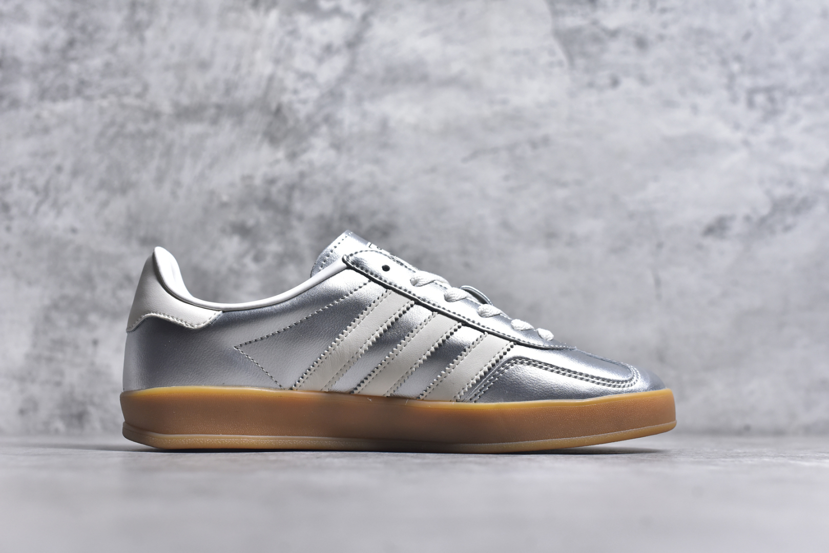图片[3]-#AD Gazelle Indoor Trainers 羚羊内训系列低帮复古百搭休闲运动德训风板鞋 JR1206 90年代经典的复刻版！自60年代以足球训练鞋面世以来,Gazelle就以其经典设计席卷全球。1991年版本的复刻,再造经典Gazelle。采用皮革打造,搭配浊色细节,让这款经典更加简约。尺码：36 36⅔ 37⅓ 38 38⅔ 39⅓ 40 40⅔ 41⅓ 42 42⅔ 43⅓ 44⅓ 44⅔ 45-选品中心